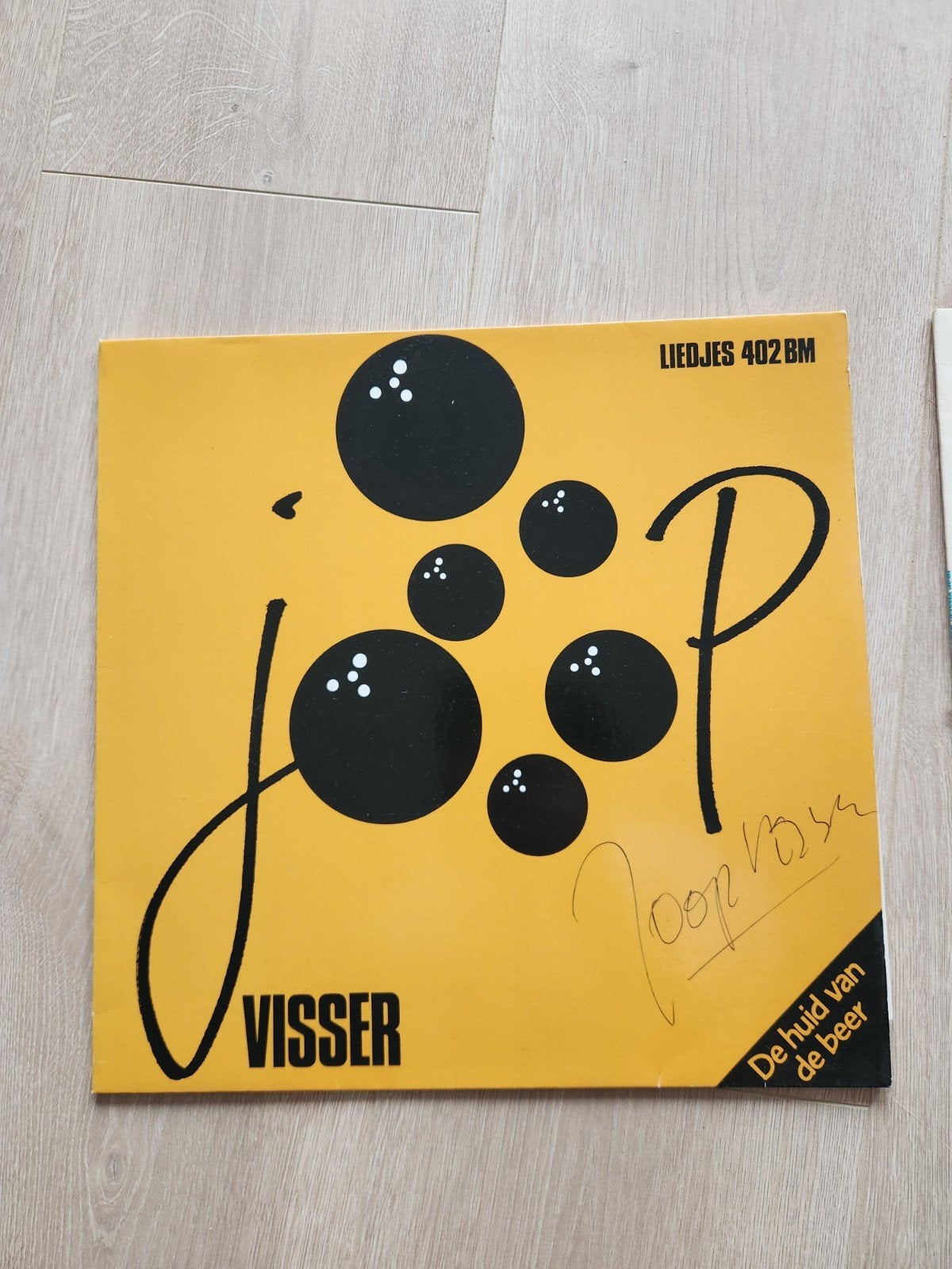 Joop Visser - De Huid Van De Beer & Morgen Komt De Vuilnis, Ophalen, Gebruikt, 7 inch, Gesigneerd