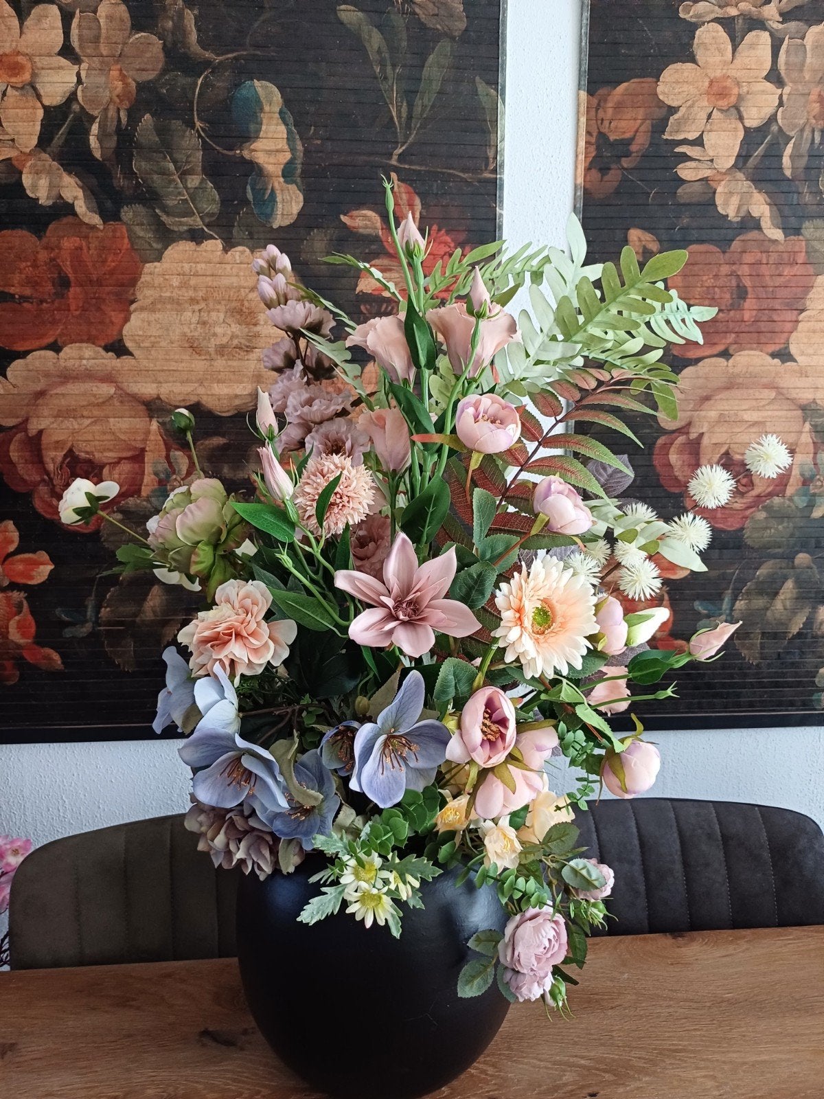 Prachtig zijden bloemstuk in pastelkleuren met zwarte vaas, Ophalen of Verzenden, Nieuw