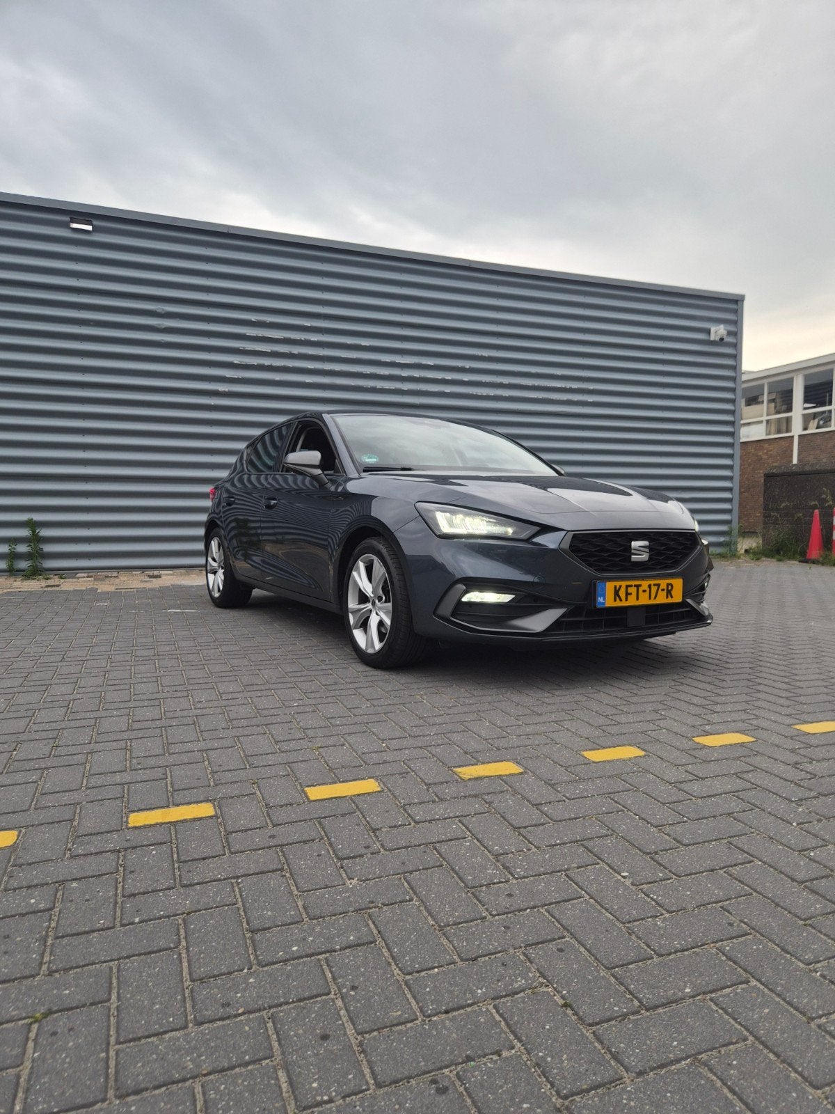 Seat Leon 1.0 Etsi 110pk Dsg-7 2022 Grijs, Auto's, Bedrijf, Hybride Elektrisch/Benzine, 3 cilinders, 999 cc