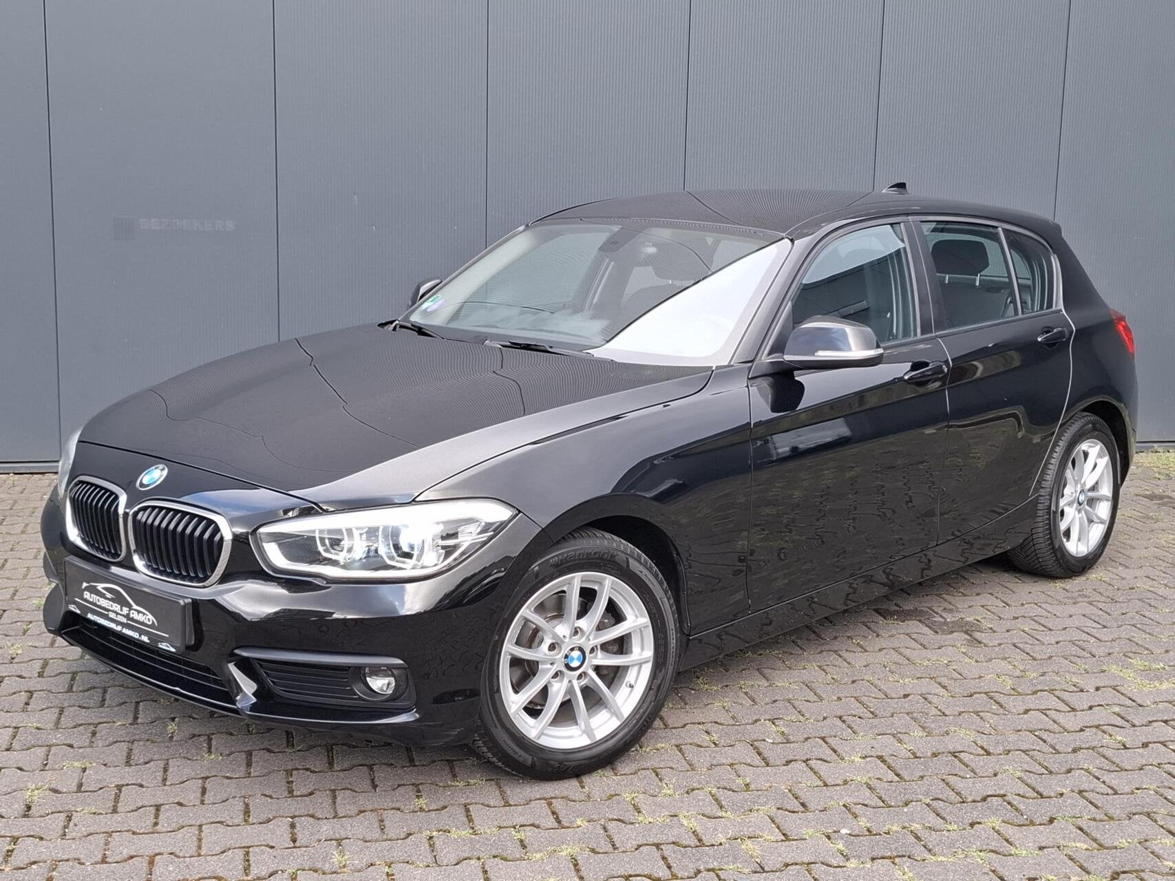 BMW 1-serie 118i AUTOMAAT / LED / 12 MAANDEN GARANTIE, Gebruikt, Zwart, Bedrijf, 650 kg