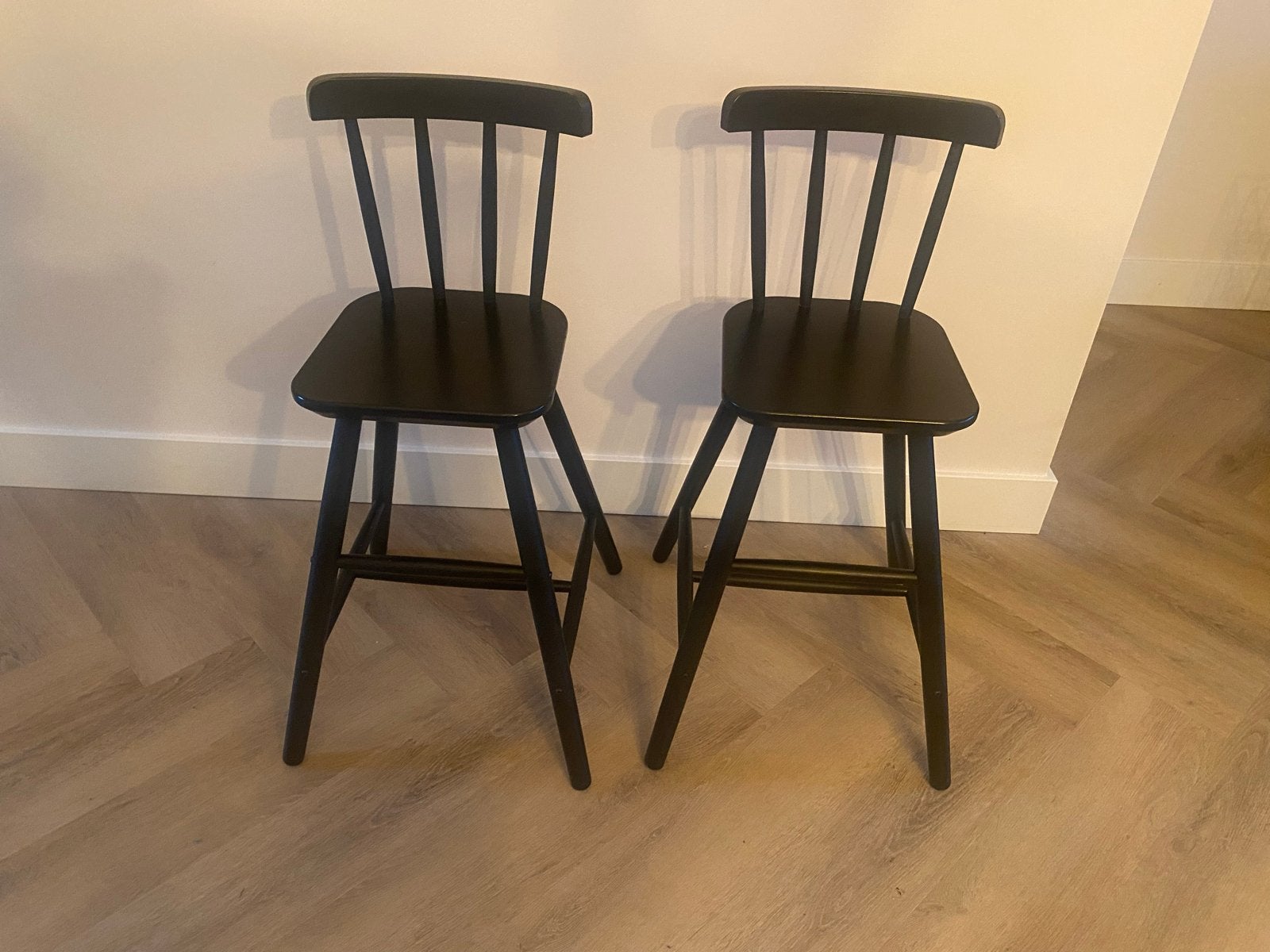 2 zwarte kinder stoelen met rugleuning, zithoogte 52 cm, Ophalen, Gebruikt, Hout, 30 tot 60 cm