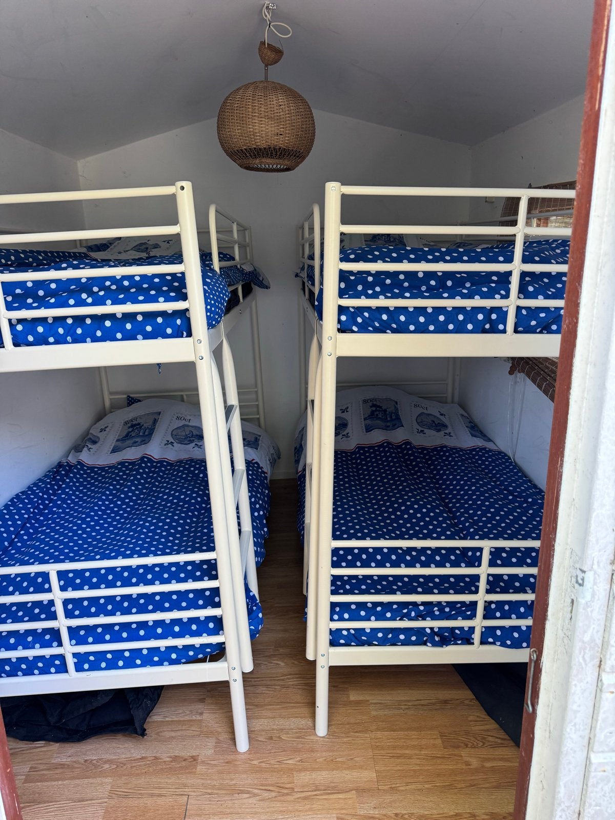 Twee IKEA SVÄRTA stapelbedden 90x200 (wit), Ophalen, Gebruikt, 90 cm, Eenpersoons