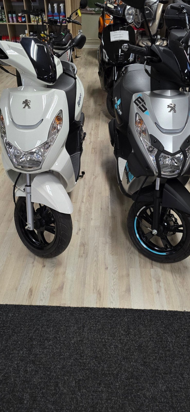2  x Peugeot kisbee snor uitvoering, Fietsen en Brommers, Scooters | Peugeot, Ophalen, Overige modellen, 49 cc, Zo goed als nieuw