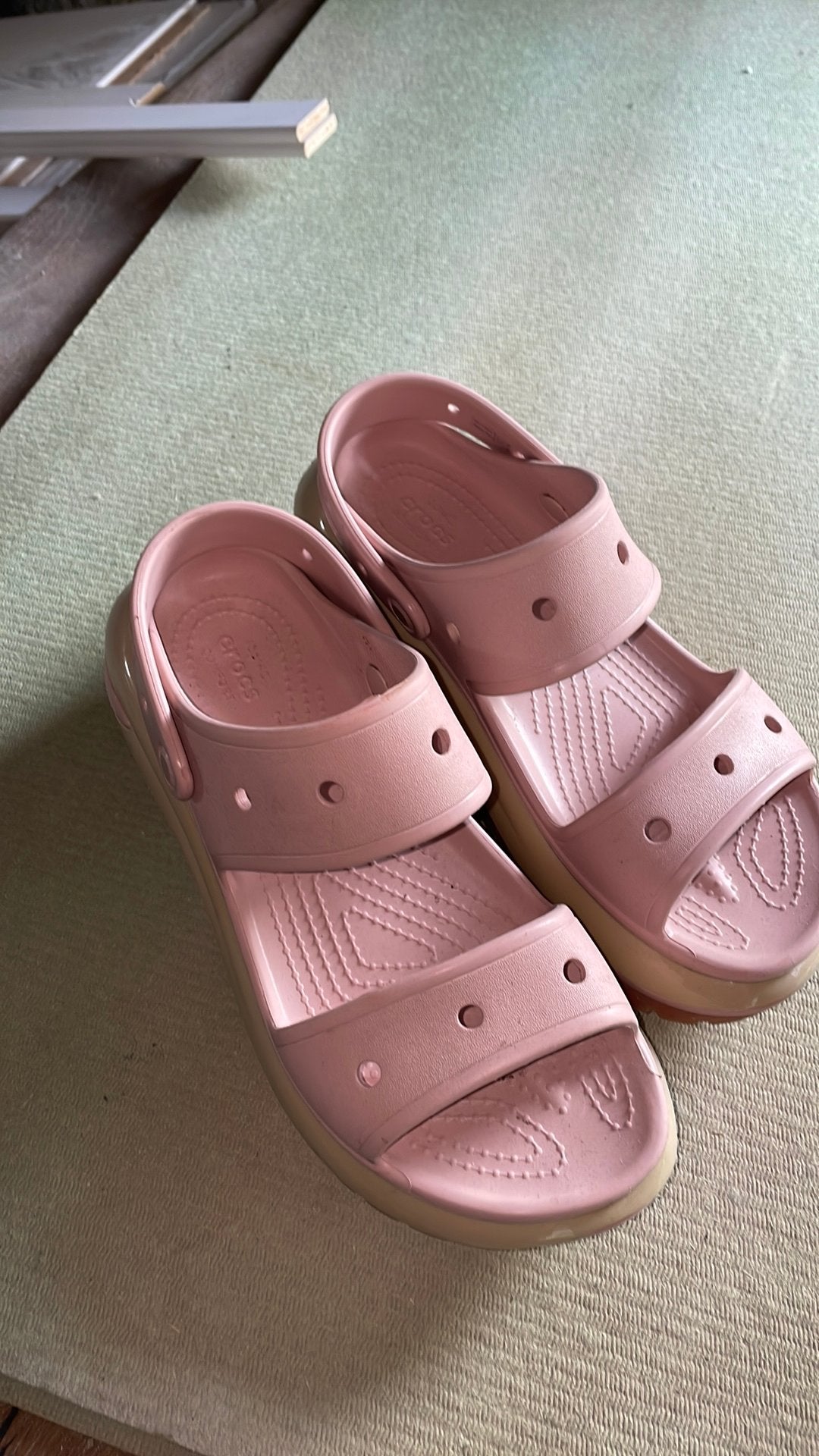 Crocs classic mega crush roze nieuwe maat 42/43, Nieuw, Crocs, Roze, Sandalen of Muiltjes
