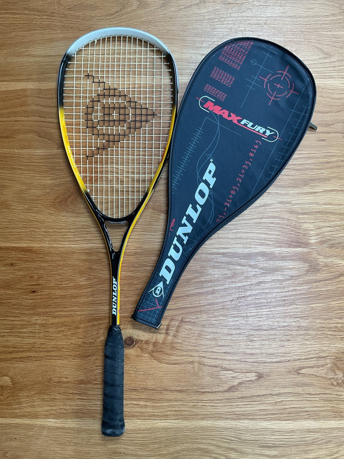Dunlop Max Fury Squash Racket met Hoes - 200g, Sport en Fitness, Squash, Ophalen of Verzenden, Gebruikt, Racket, Met hoes