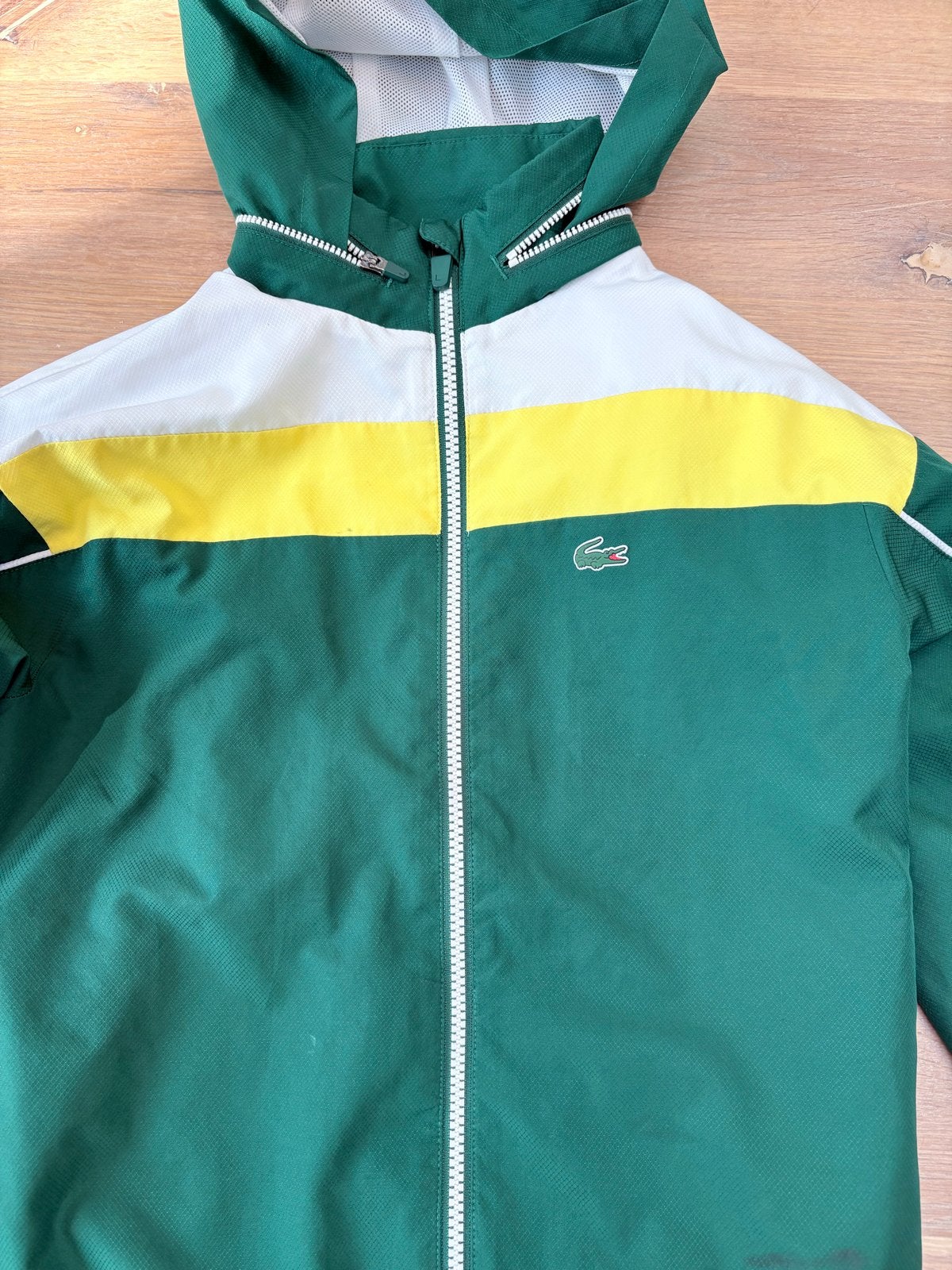 Lacoste Sport Windjack Groen/Wit/Geel Maat 152 (12 jaar), Overige maten, Ophalen of Verzenden, Gedragen, Groen