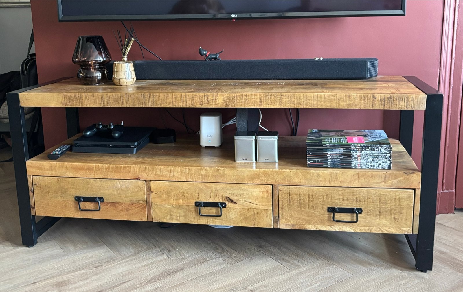 Robuust TV-meubel van mangohout met metalen frame, Huis en Inrichting, 50 – 75, 100 tot 150 cm, Ophalen of Verzenden, Zo goed als nieuw