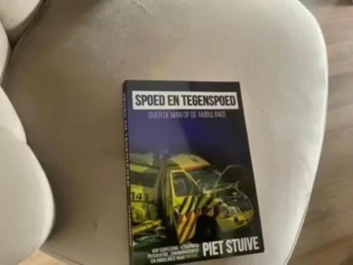 Spoed en Tegenspoed: Over de man op de ambulance, Boeken, Gelezen, Ophalen of Verzenden, Nederland, Piet Stuive