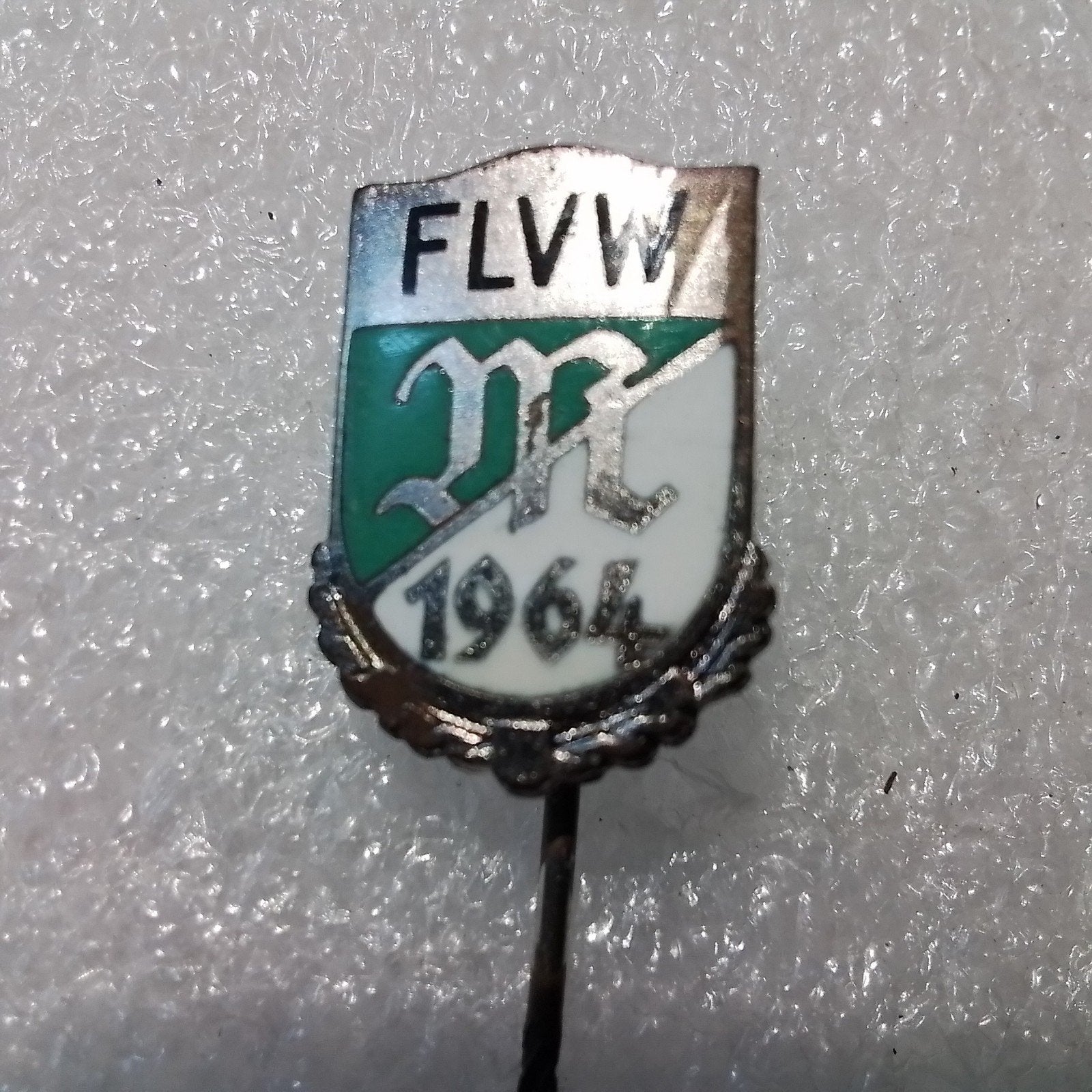 FLVW M, 1964, geëmailleerd en gemerkt, Verzamelen, Speldjes, Pins en Buttons, Ophalen of Verzenden, Gebruikt, Overige onderwerpen