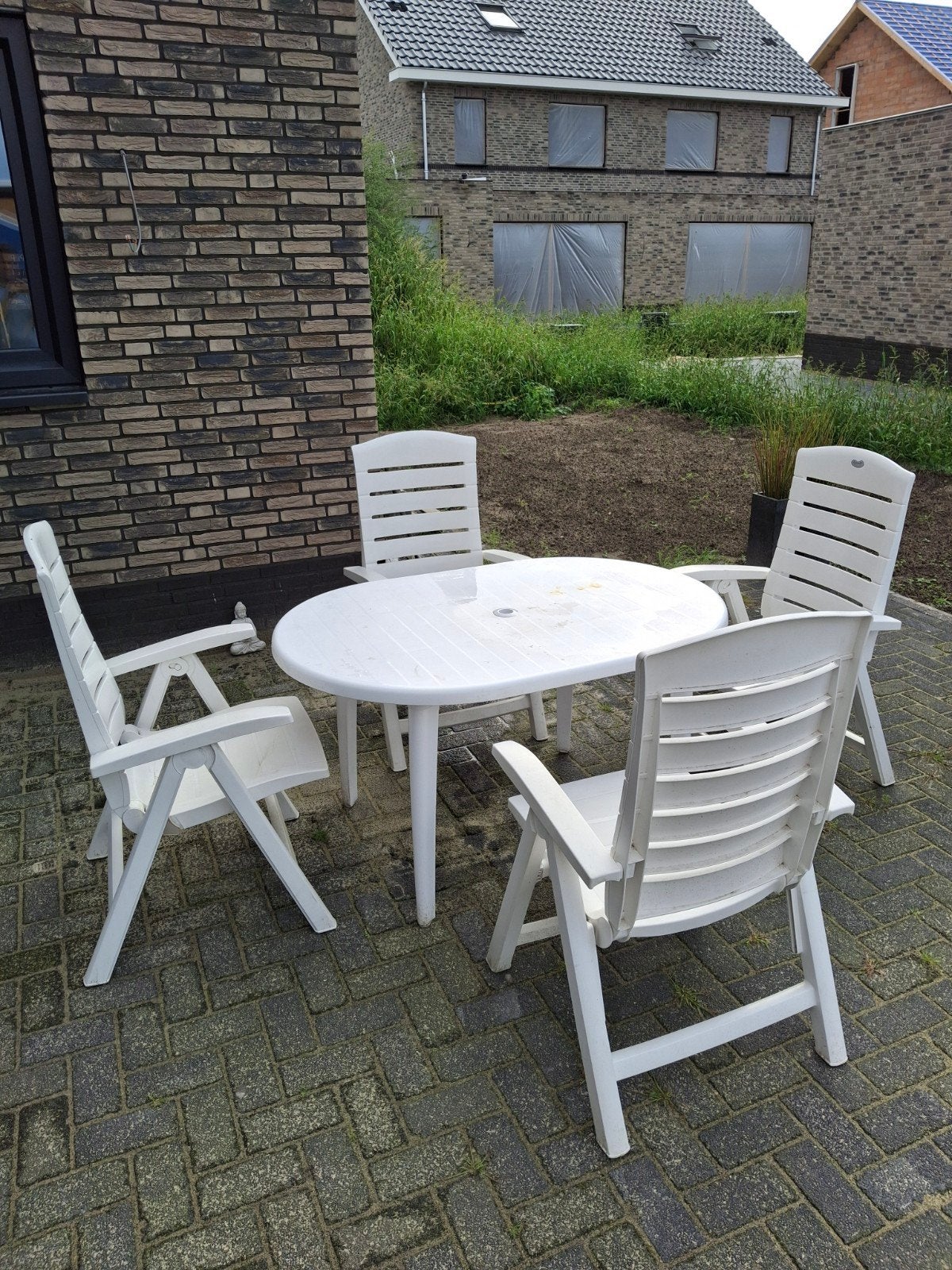 Witte kunststof tuinset met 4 stoelen en tafel, Tuin en Terras, Ophalen, 4 zitplaatsen, Kunststof, Gebruikt