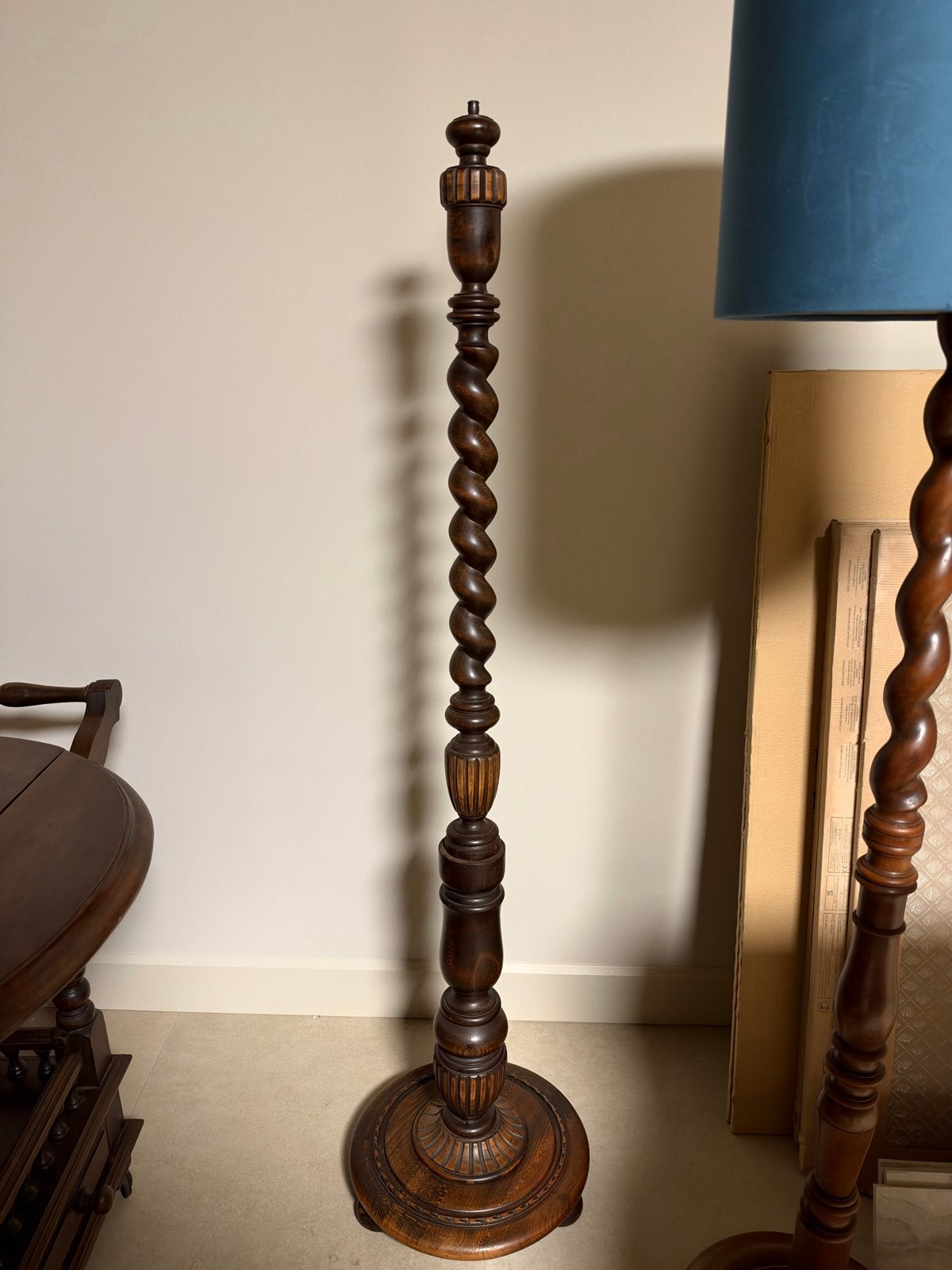 Antieke houten vloerlamp met gedraaide zuil, Ophalen
