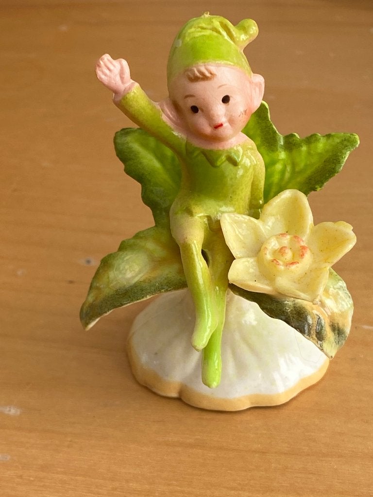Vintage pixie Elfje beeldje zit op bloem Hong Kong, Ophalen of Verzenden