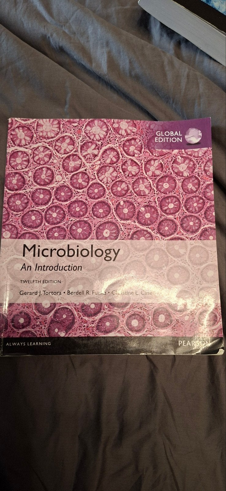 Microbiology An Introduction - Global Edition, Ophalen of Verzenden, Gelezen, Niet van toepassing, Gerard J. Tortora, Berdell R. Funke, Christine L. Case