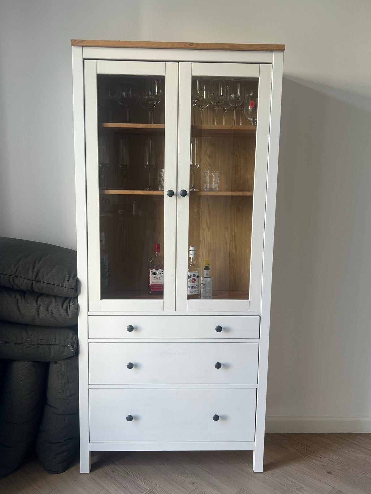IKEA Hemnes Vitrinekast met Lades - Wit/Lichtbruin, Ophalen of Verzenden, Zo goed als nieuw