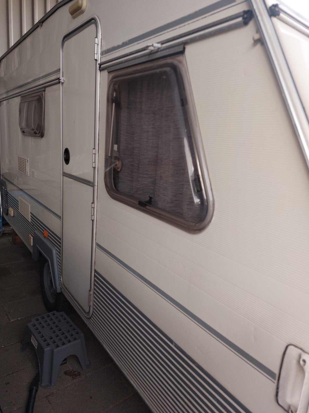 Beyerland 430 D, Caravans en Kamperen, Caravans, Stabilisator, Bedrijf, Treinzit, 4 tot 5 meter