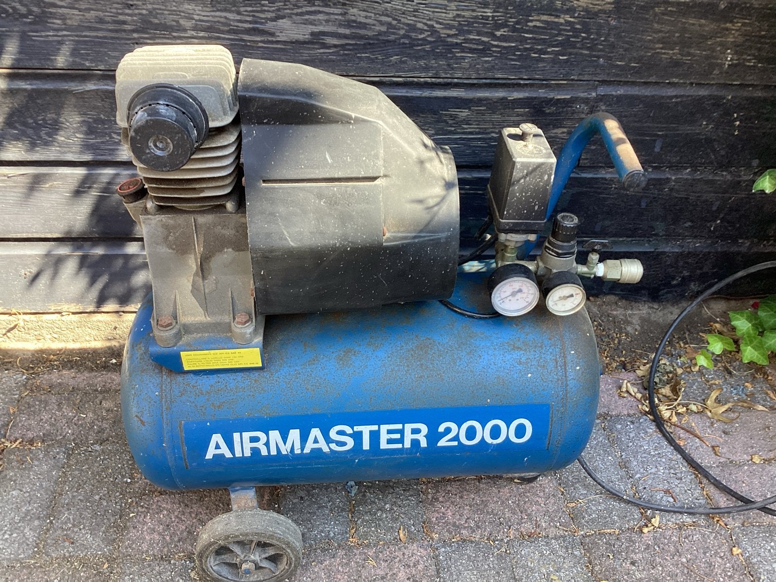 Compressor met automatisch oprollende haspel en accessoires, Ophalen, Gebruikt, 6 tot 10 bar, Minder dan 200 liter/min
