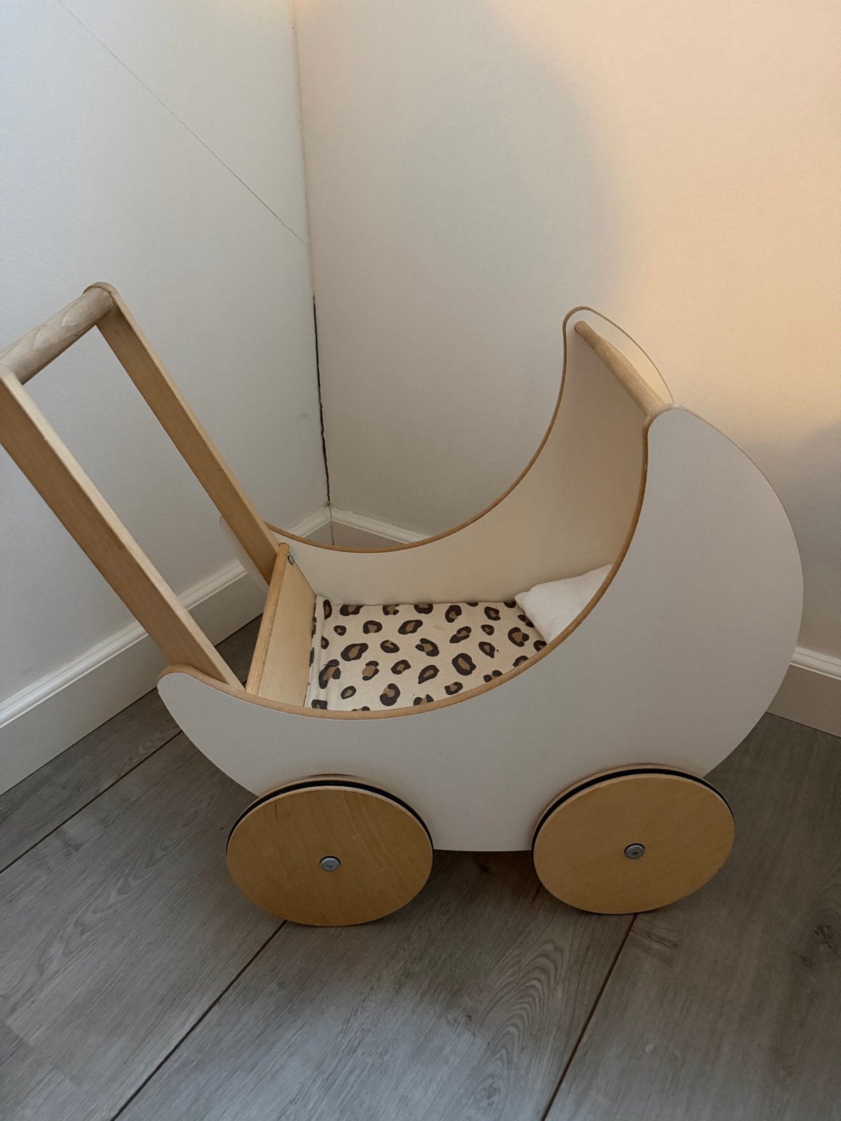 Houten poppenwagen met luipaardprint matrasje, Kinderen en Baby's, Speelgoed | Poppen, Ophalen, Gebruikt, Overige typen