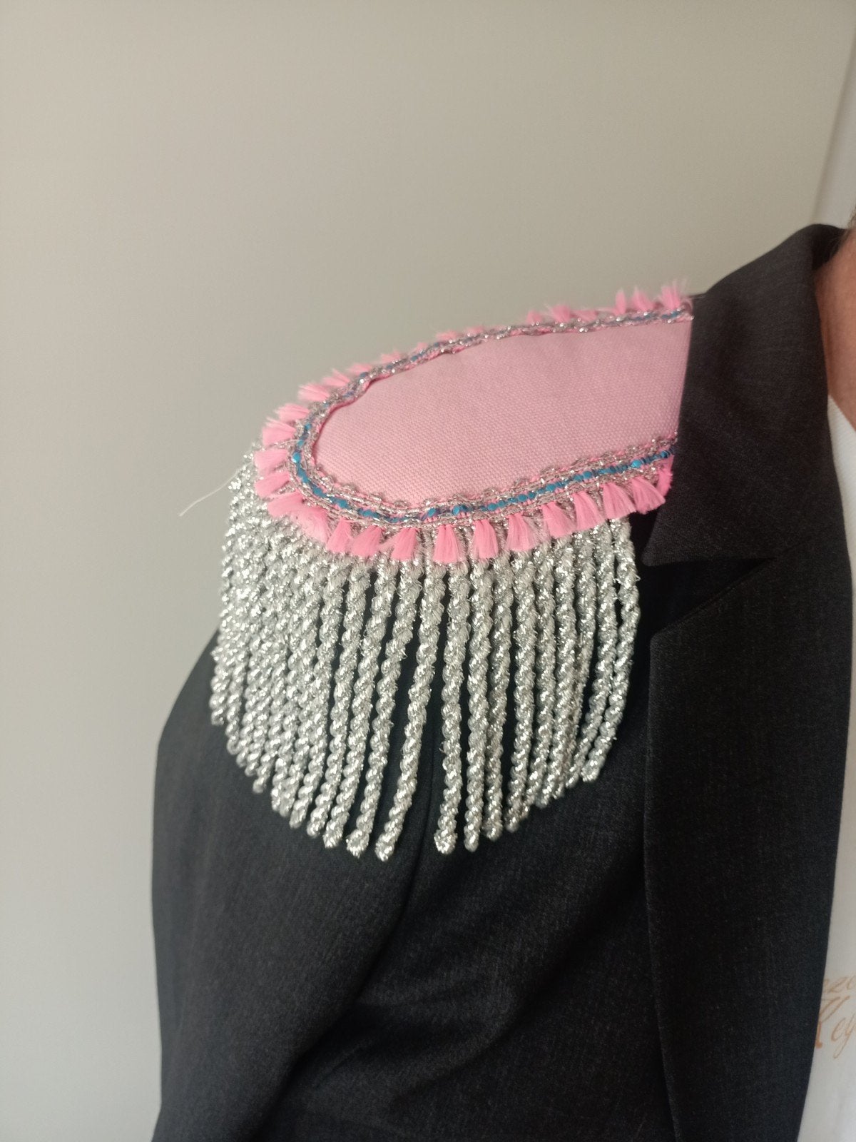 roze epauletten met zilveren franjes, Kleding | Dames, Ophalen of Verzenden, Nieuw, Carnaval