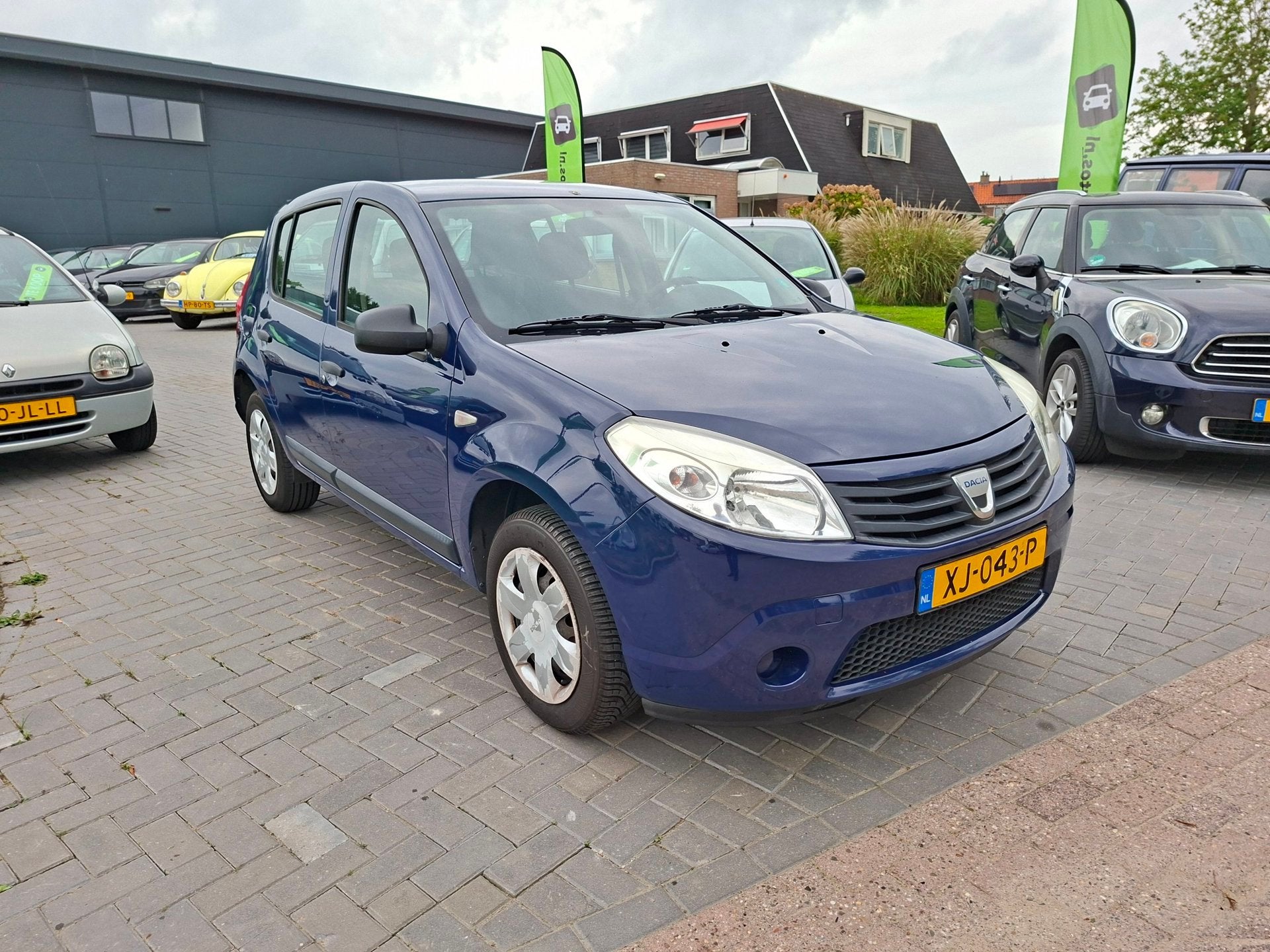 Dacia Sandero 1.2 Lauréate / APK september 2027, Auto's, Voorwielaandrijving, 15 km/l, 1011 kg, 4 cilinders
