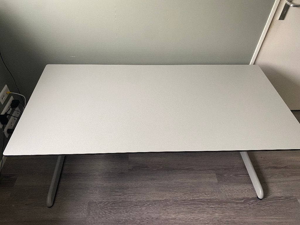 Stevig (handmatig verstelbaar) bureau met ladeblok op wielen, Ophalen, Overige typen, 160 cm, Gebruikt
