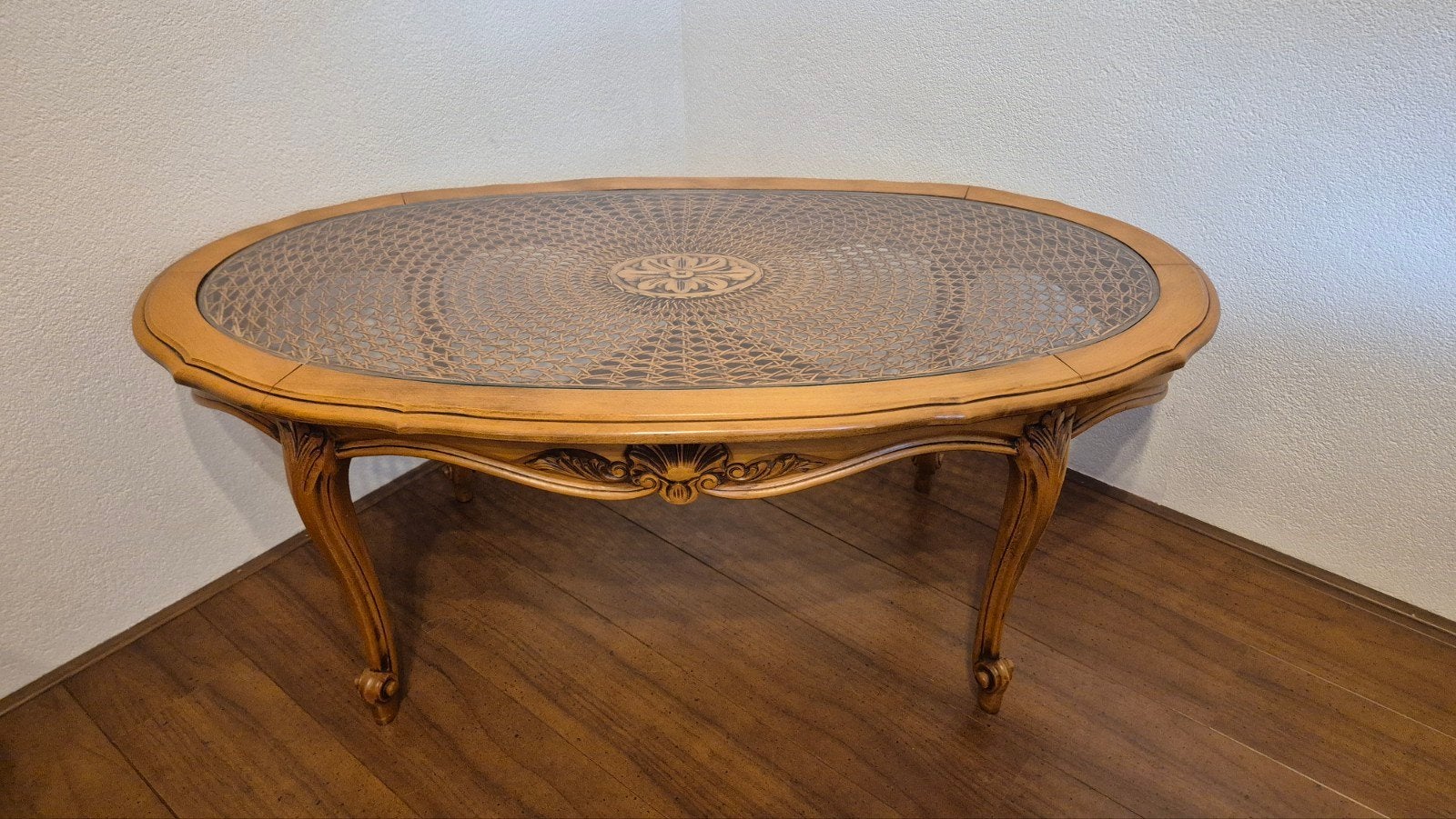 Vintage Salontafel met Frans Houtsnijwerk en Glasplaat, Antiek en Kunst, Ophalen
