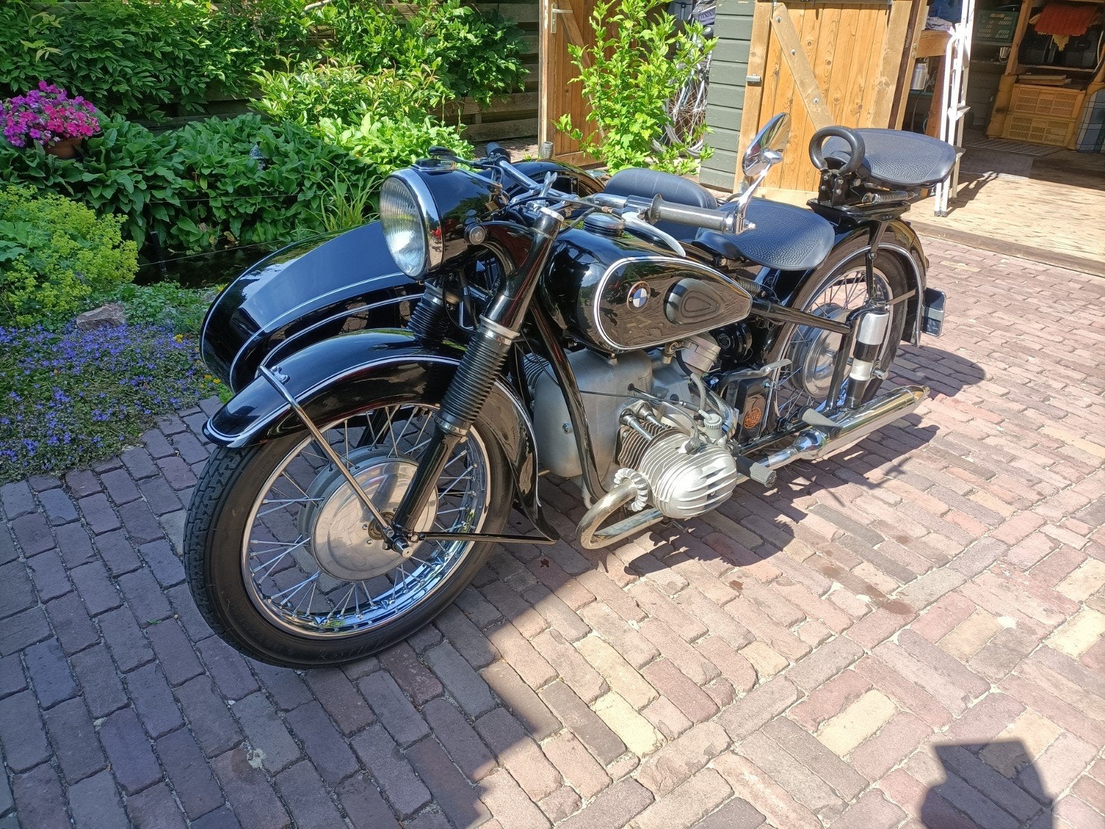 Te koop BMW R67/2 met Hollandia zijspan