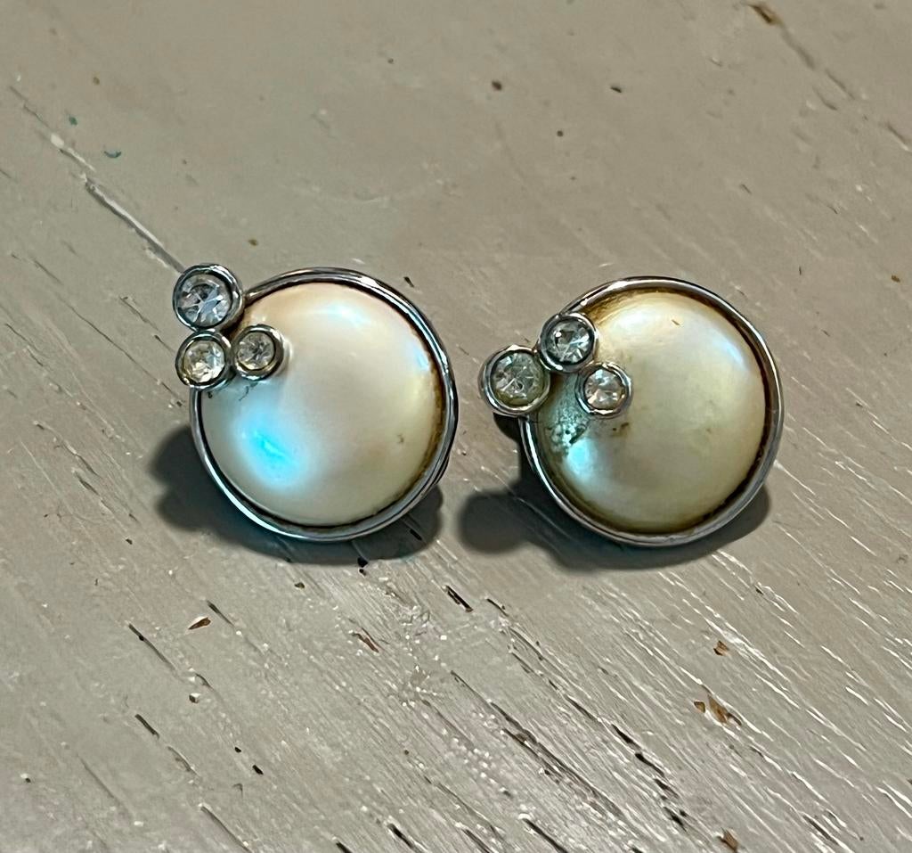 Vintage parel zilverkleurige strass oorclips Monet oorbellen, Overige materialen, Met strass, Ophalen of Verzenden, Zo goed als nieuw