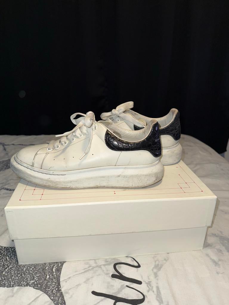 Alexander McQueen schoenen maat 43 met krokodillenleer, Wit, Ophalen of Verzenden, Sneakers of Gympen, Gedragen