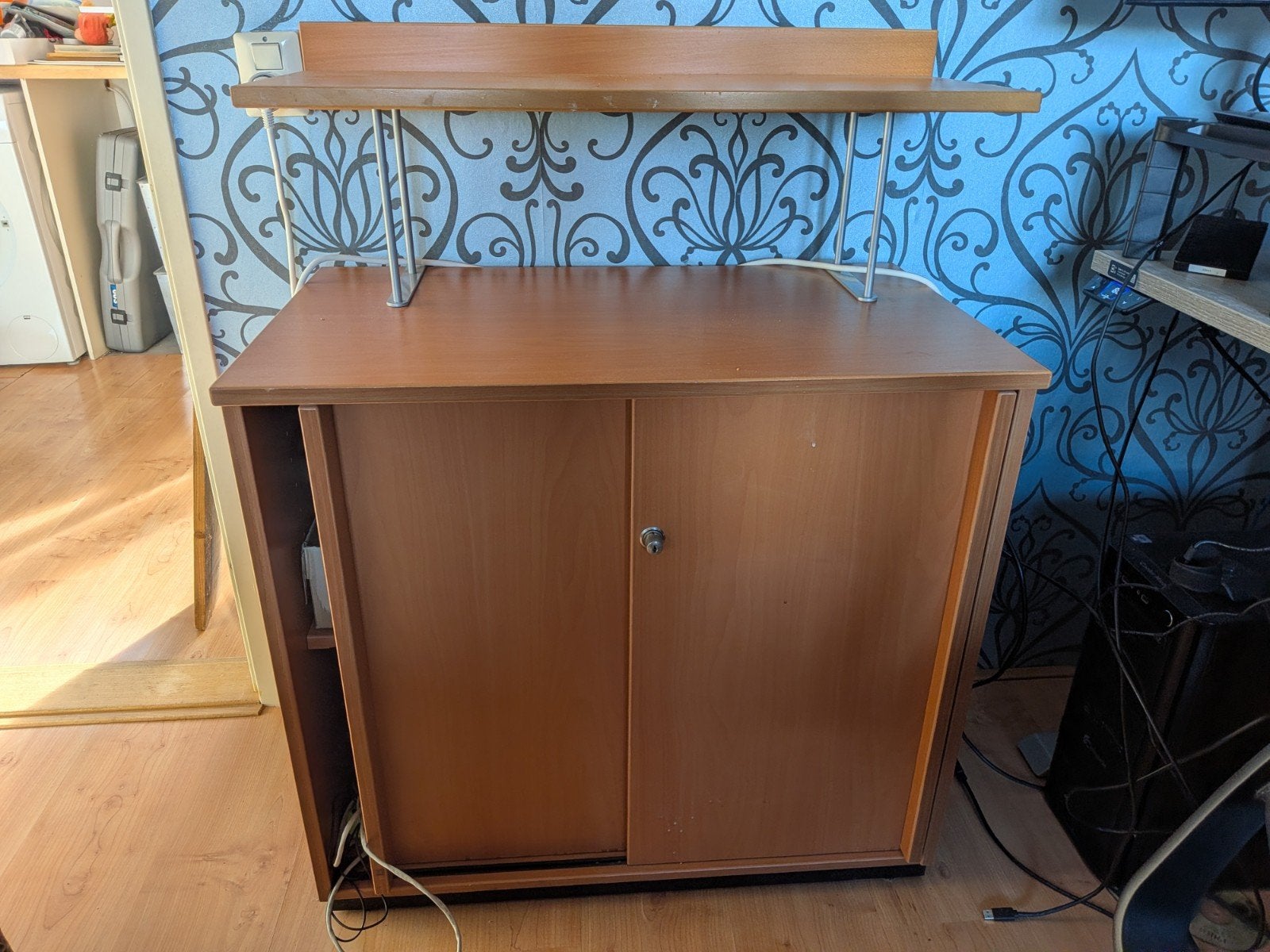 Houten kastje met schuifdeuren en opzetplank, Ophalen, Gebruikt