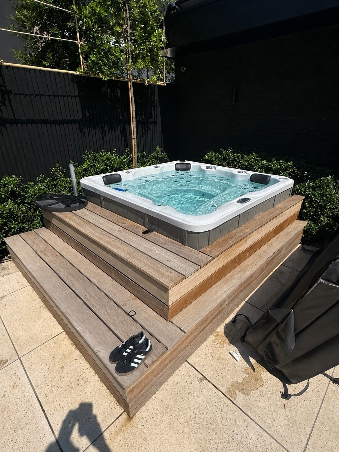 Luxe ombouw Jacuzzi meranti, Ophalen, Zo goed als nieuw