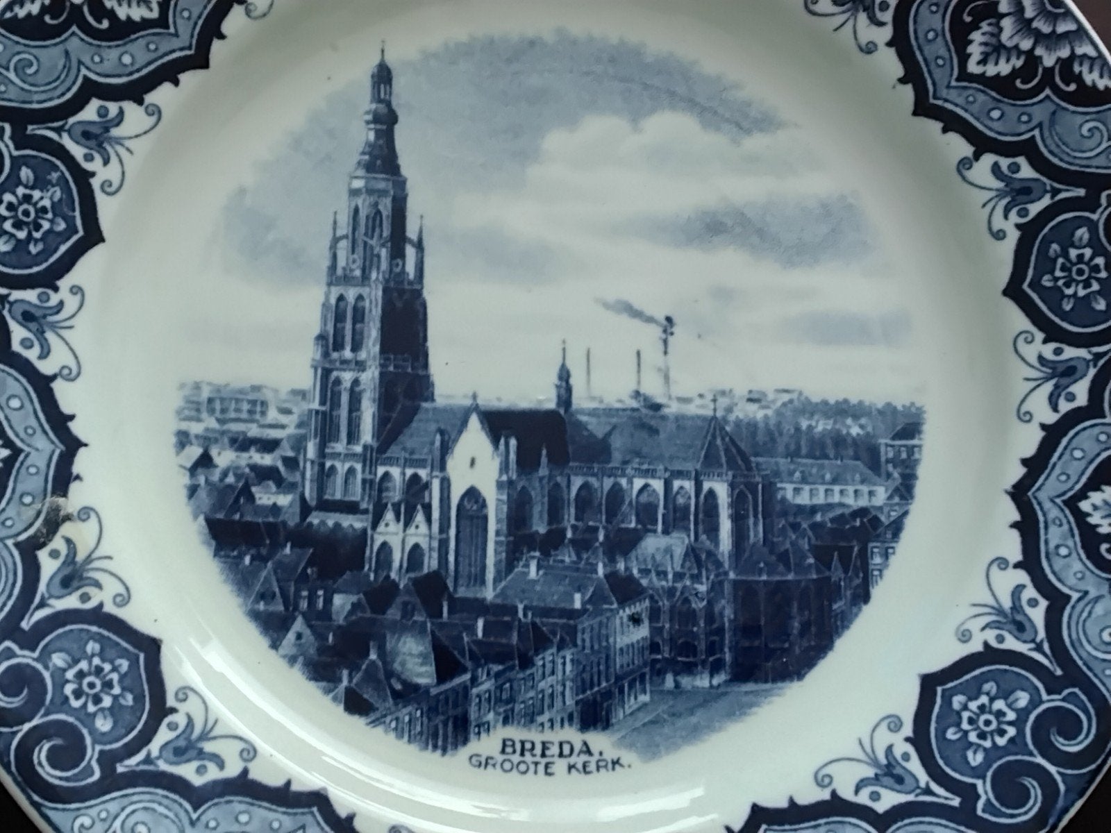 Antiek bord met de groote Kerk van Breda 23 cm /, Ophalen of Verzenden