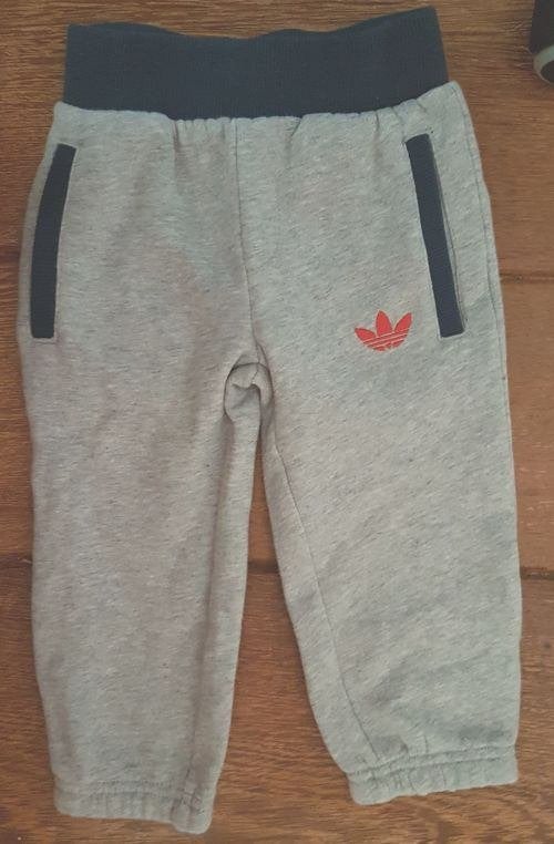 Grijze Adidas joggingbroek maat 80 NIEUW (0300), Adidas, Broekje, Nieuw, Ophalen of Verzenden