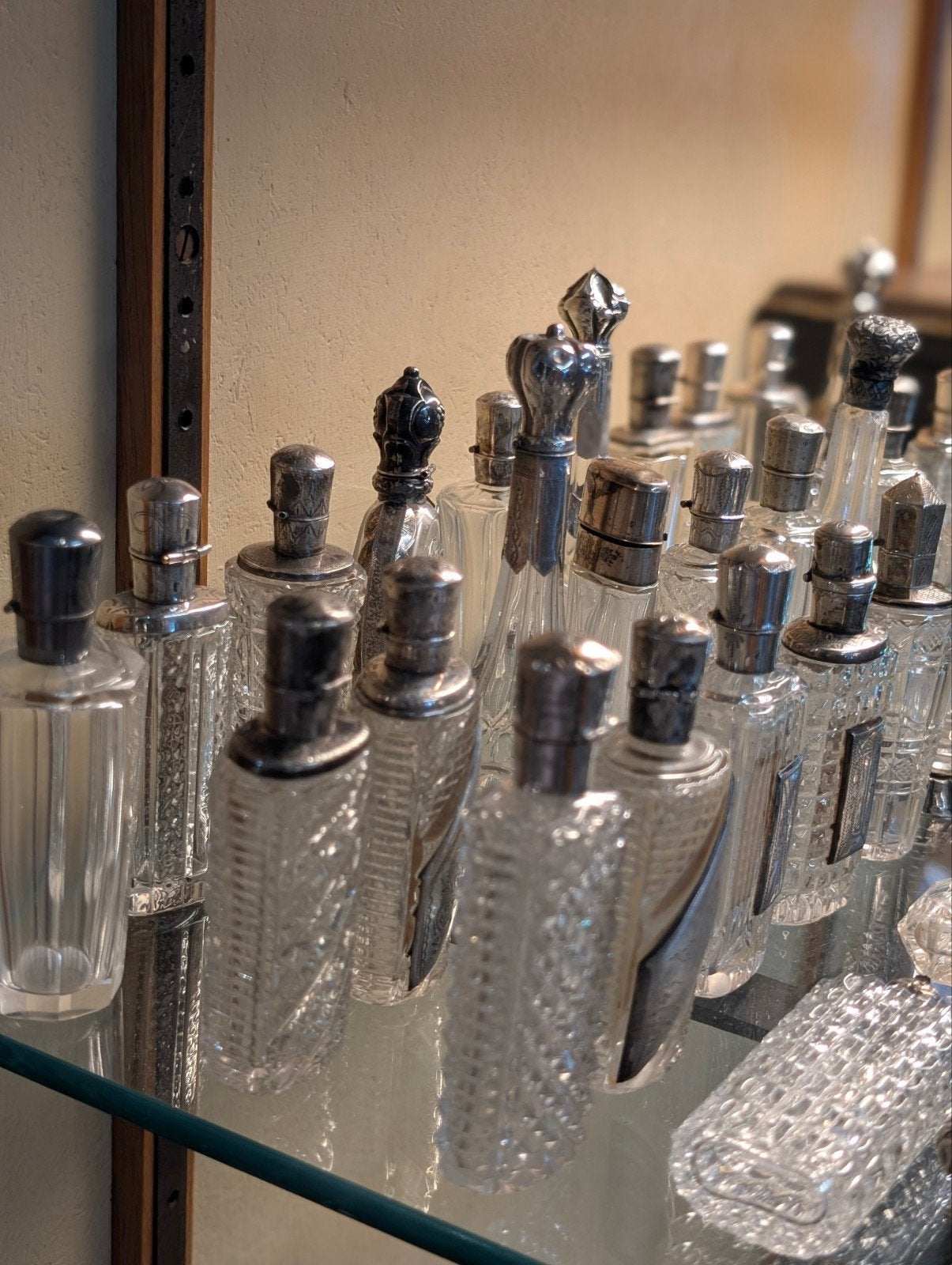 39 parfum flesje zilveren dop. €35 per stuk worden samen ver, Ophalen, Zilver