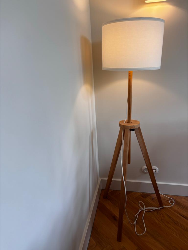 Stijlvolle Ikea vloerlamp met houten driepoot en stoffen kap, Huis en Inrichting, Lampen | Vloerlampen, Ophalen, Gebruikt, Hout