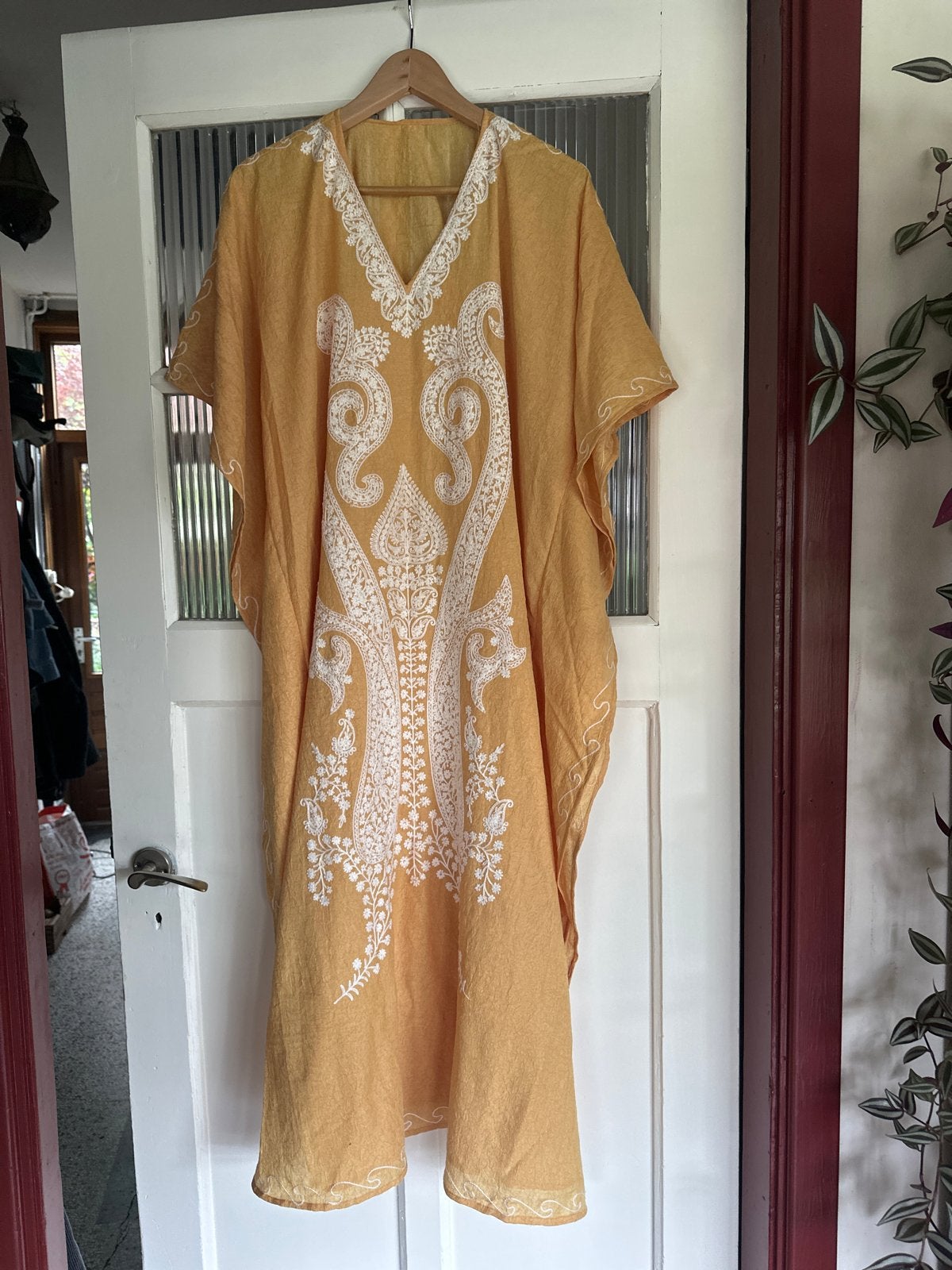 Gele Kaftan met Witte Borduurdetails, Kleding | Dames, Geel, Maat 42/44 (L), Ophalen of Verzenden, Zo goed als nieuw