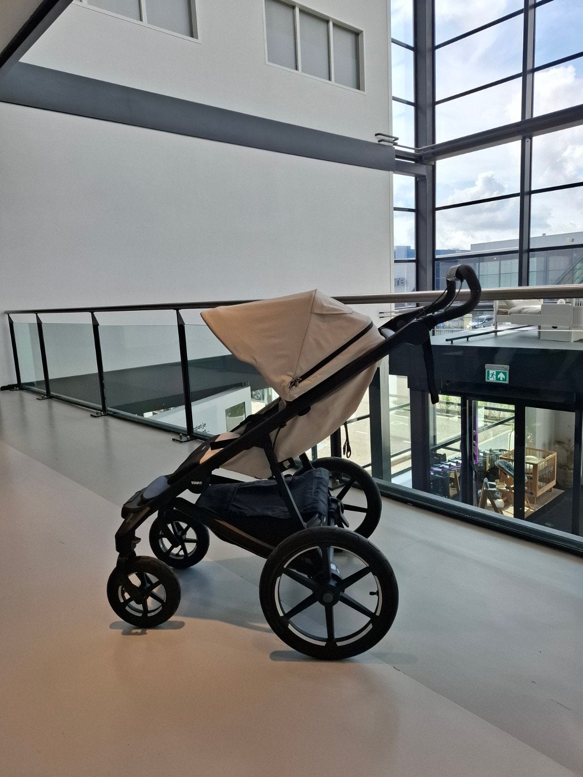 Thule Urban Glide 4-Wheel Kinderwagen - Beige - Showmodel, Ophalen of Verzenden, Zo goed als nieuw