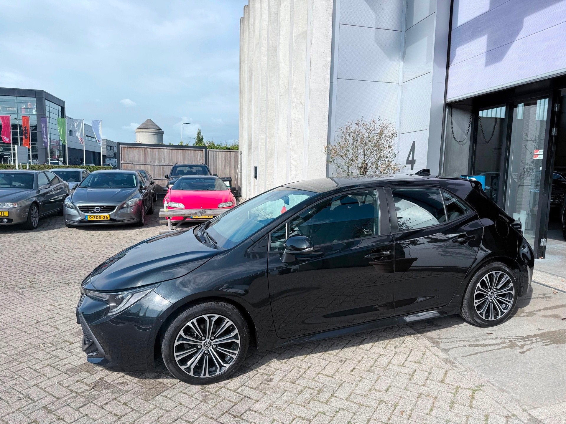 Toyota Corolla 1.8 Hybrid Business Plus RIJK UITGERUST! INRU, Gebruikt, 4 cilinders, Corolla, Zwart
