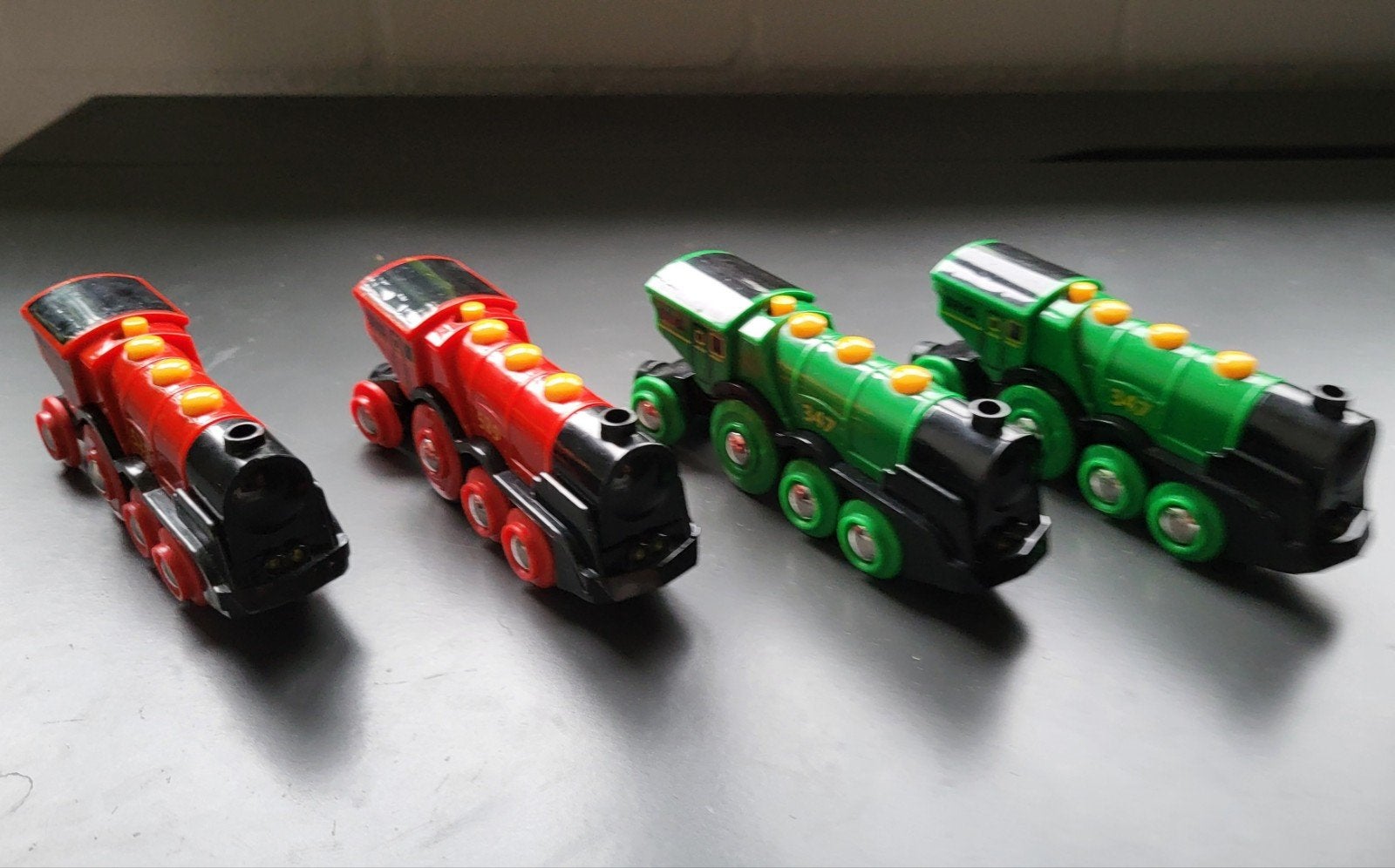 Brio 2x Locomotief 33593 & 2x Locomotief 33592 ZGAN, Ophalen of Verzenden, Zo goed als nieuw