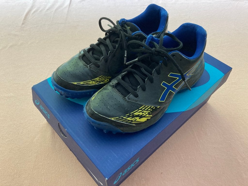 Asics hockey blauw zwarte sport schoen maat 36 22,5 cm!, Ophalen of Verzenden, Gebruikt, Tas