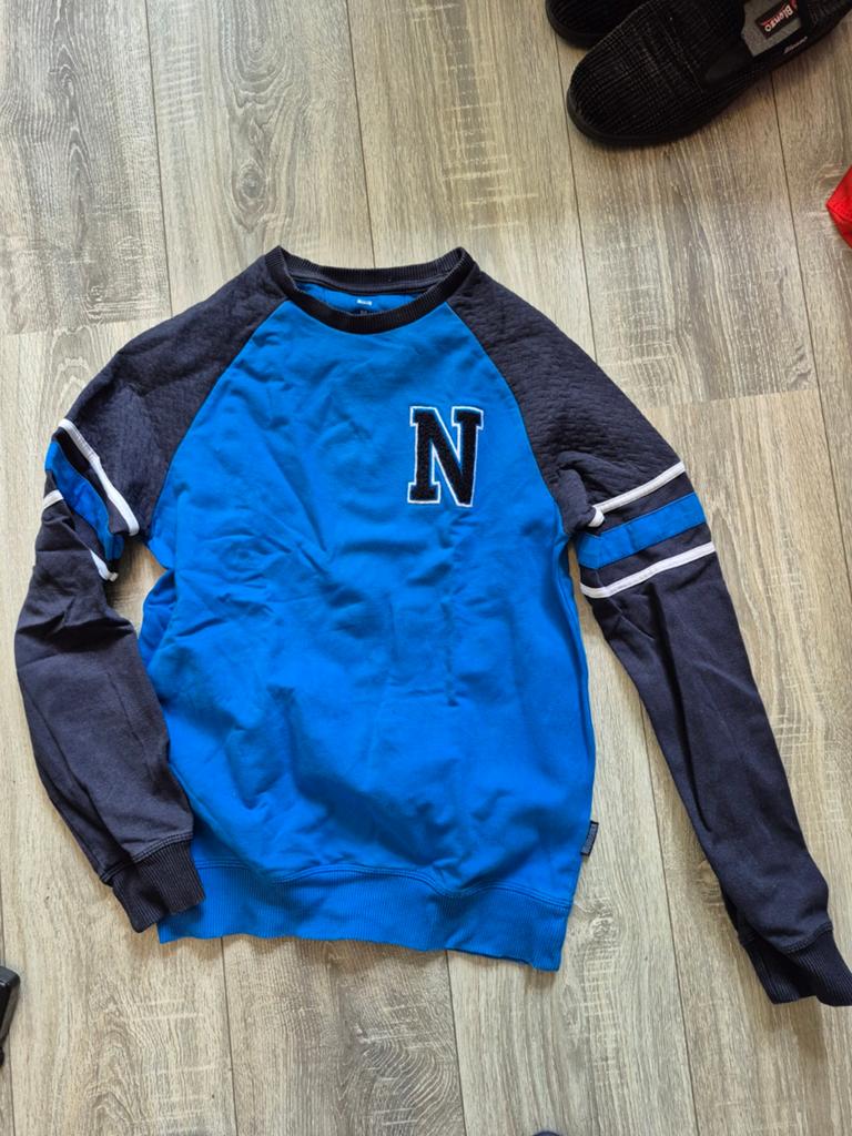 Stoere blauwe trui met 'N' - Maat 158/164, Kinderen en Baby's, Kinderkleding | Maat 158, Gebruikt, Trui of Vest, Ophalen of Verzenden