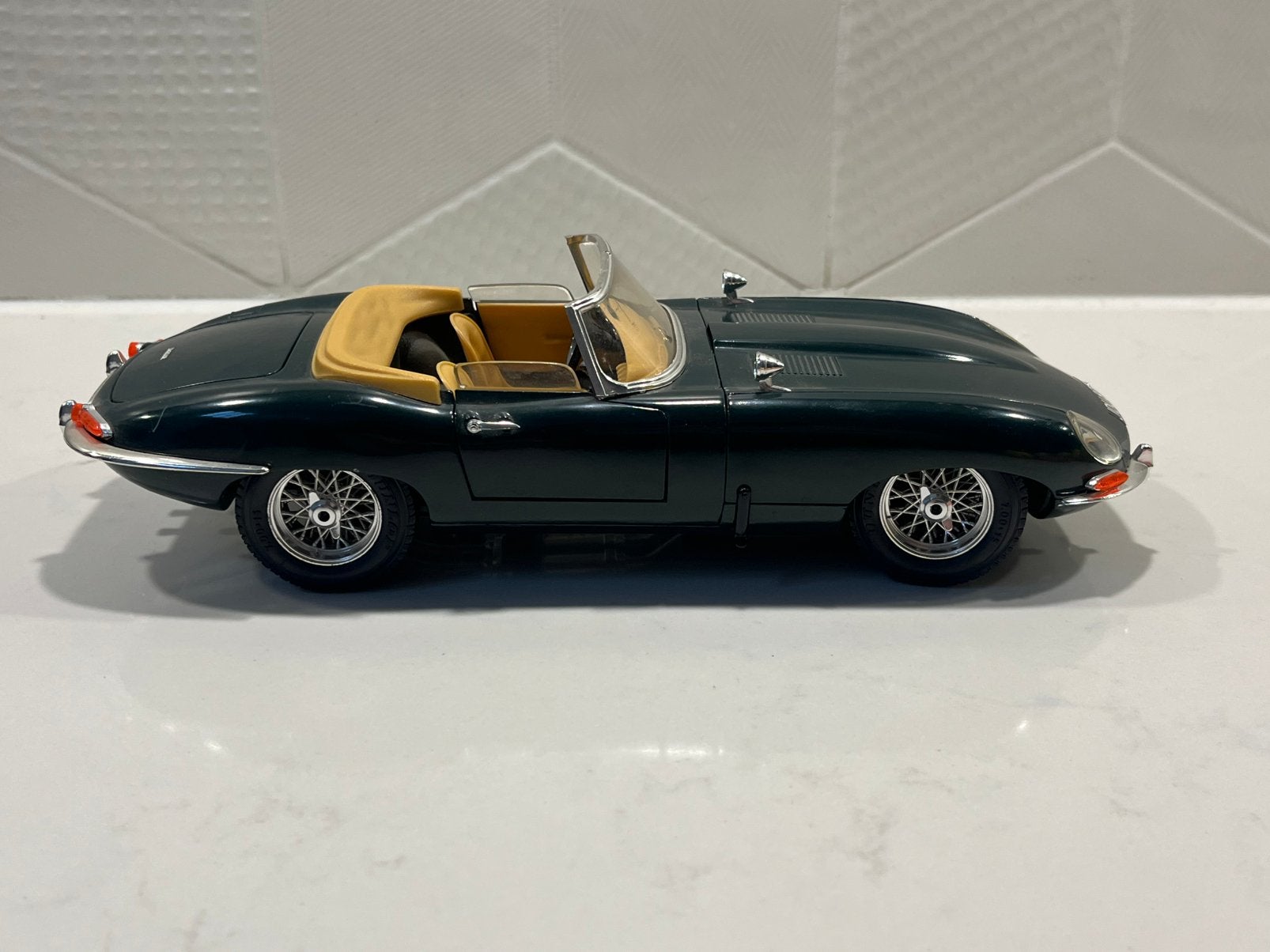 Modelauto Jaguar E-Type 1961 – Bburago 1:18 – Zonder doos, Hobby en Vrije tijd, Modelauto's | 1:18, Zo goed als nieuw, Bburago