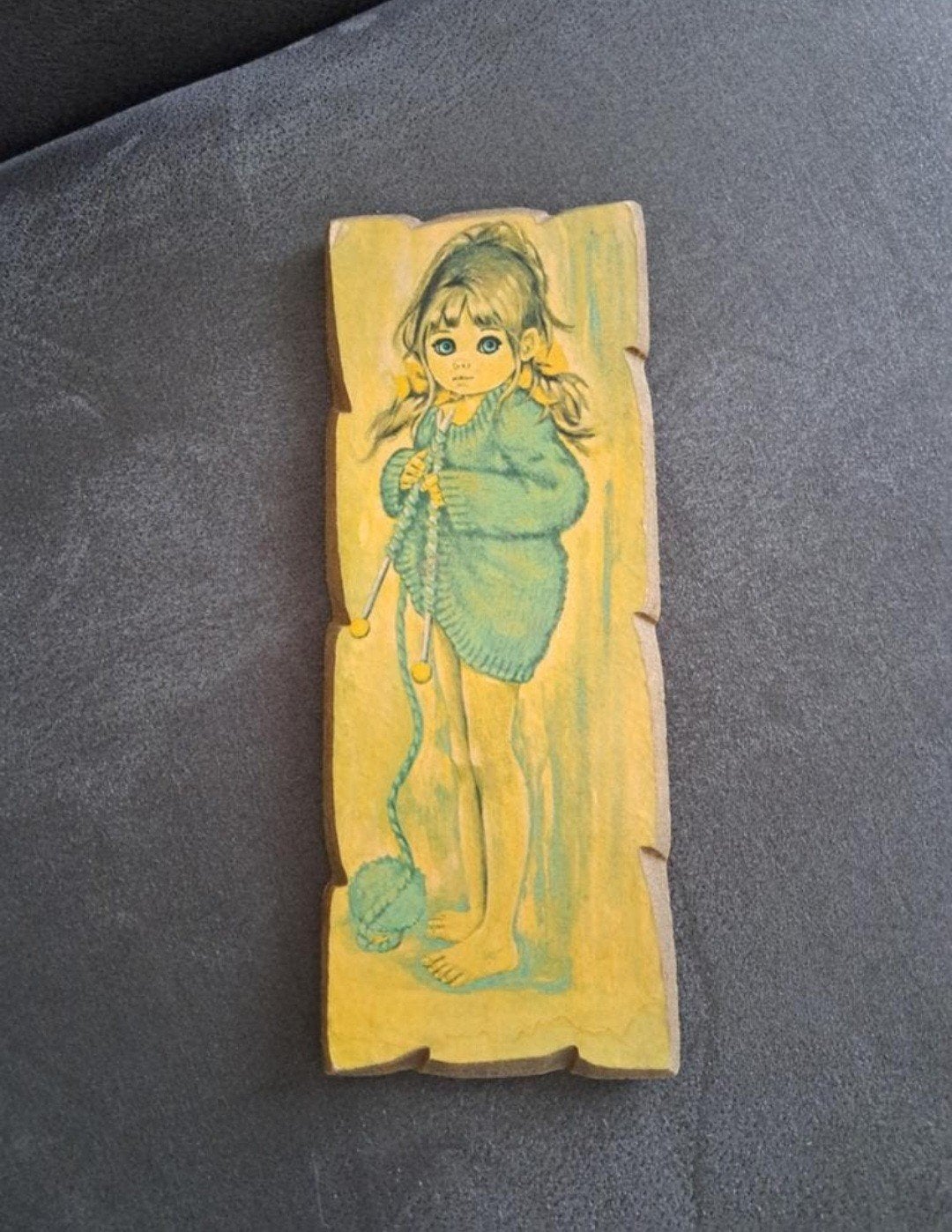 Vintage prentje op hardboard 24,5-9,5 cm meisje trui breidt, Ophalen of Verzenden, Gebruikt