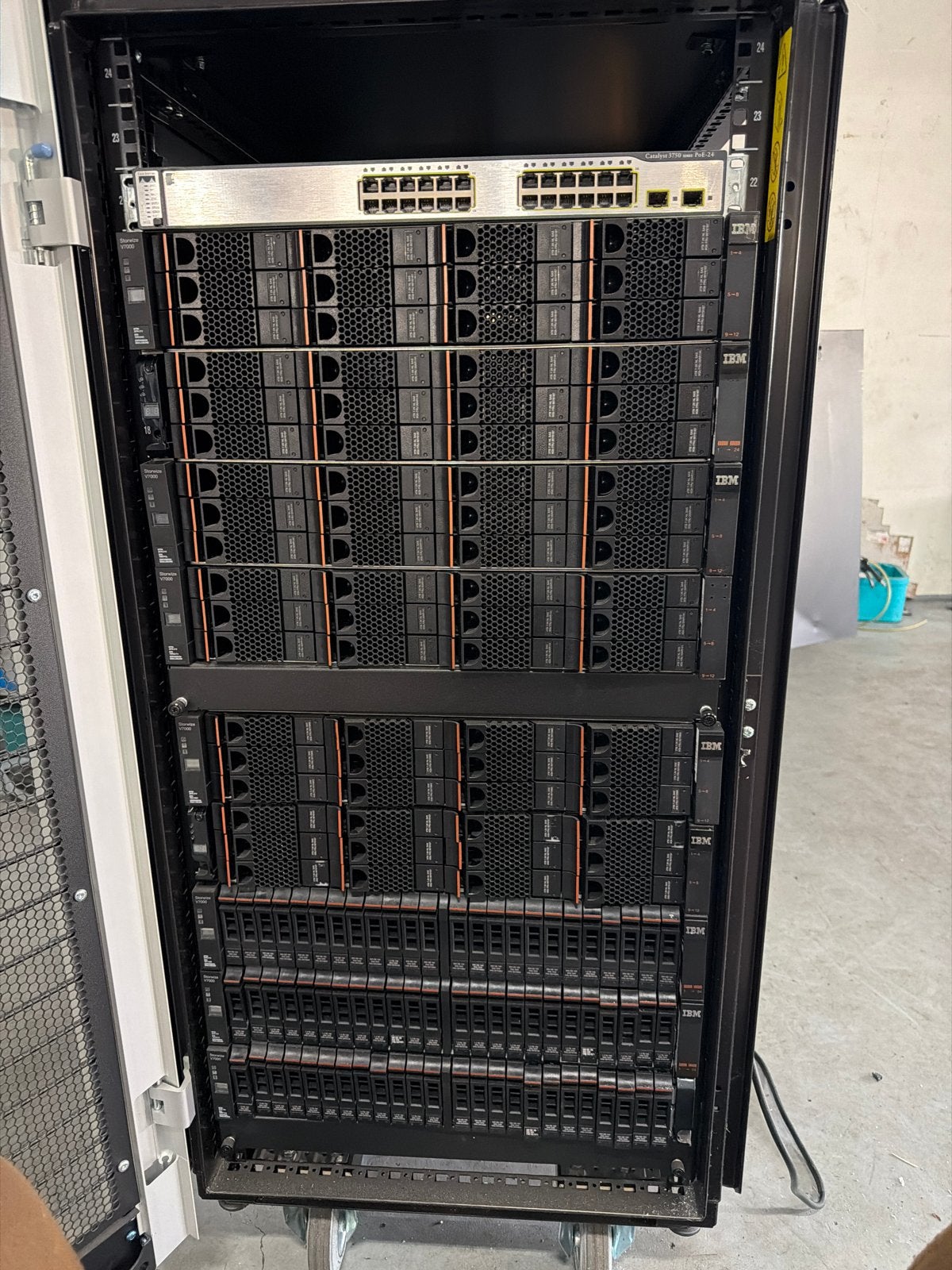 Dell Server Rack met 7x IBM Storwize 7000 en Cisco Catalyst, Computers en Software, Servers, Ophalen, Gebruikt, Onbekend, Hot swappable onderdelen