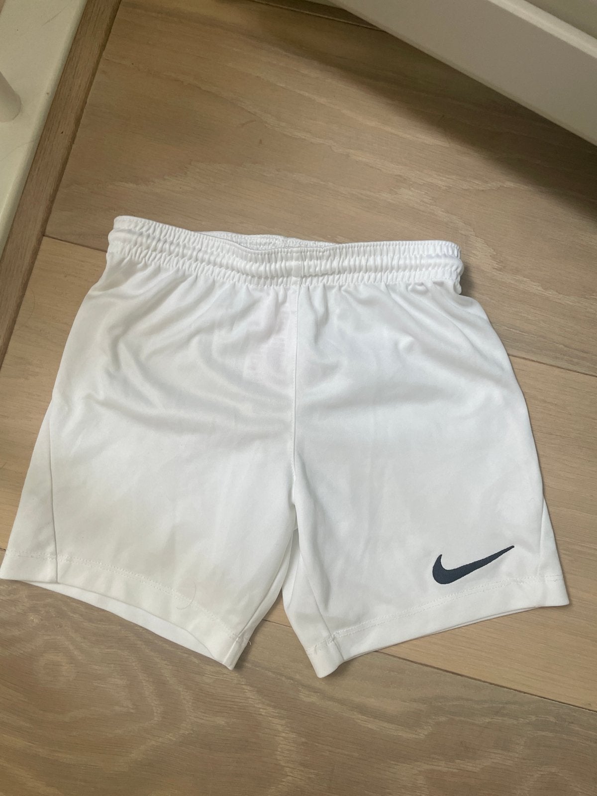 Nike Dri-FIT sportbroekje wit - maat 122-128 (XS), Ophalen, Zo goed als nieuw, Jongen of Meisje