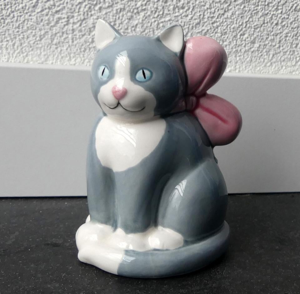 Vintage poezenbeeldje porselein poes grijs wit roze strik, Ophalen of Verzenden, Gebruikt, Dier