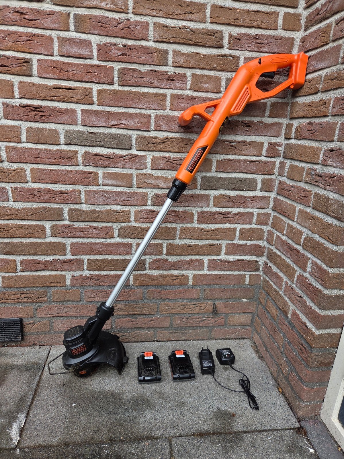 Black+Decker Accu Kantenmaaier met 2 Accu's en Lader, Ophalen of Verzenden, Gebruikt, Accu-grasmaaier, Black+Decker