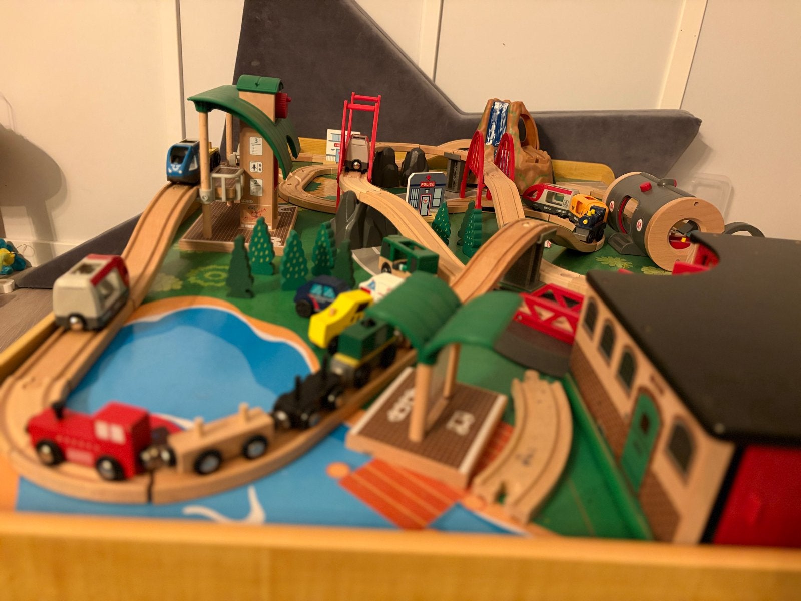 KidsKraft & Brio Treintafel met uitgebreide set, Ophalen, Zo goed als nieuw