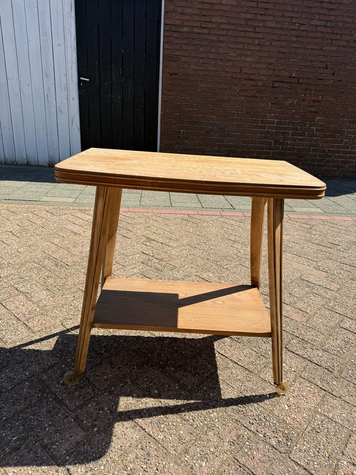 Vintage houten bijzettafel/theetafel met wieltjes, Gebruikt, 55 tot 75 cm, Rechthoekig, Hout