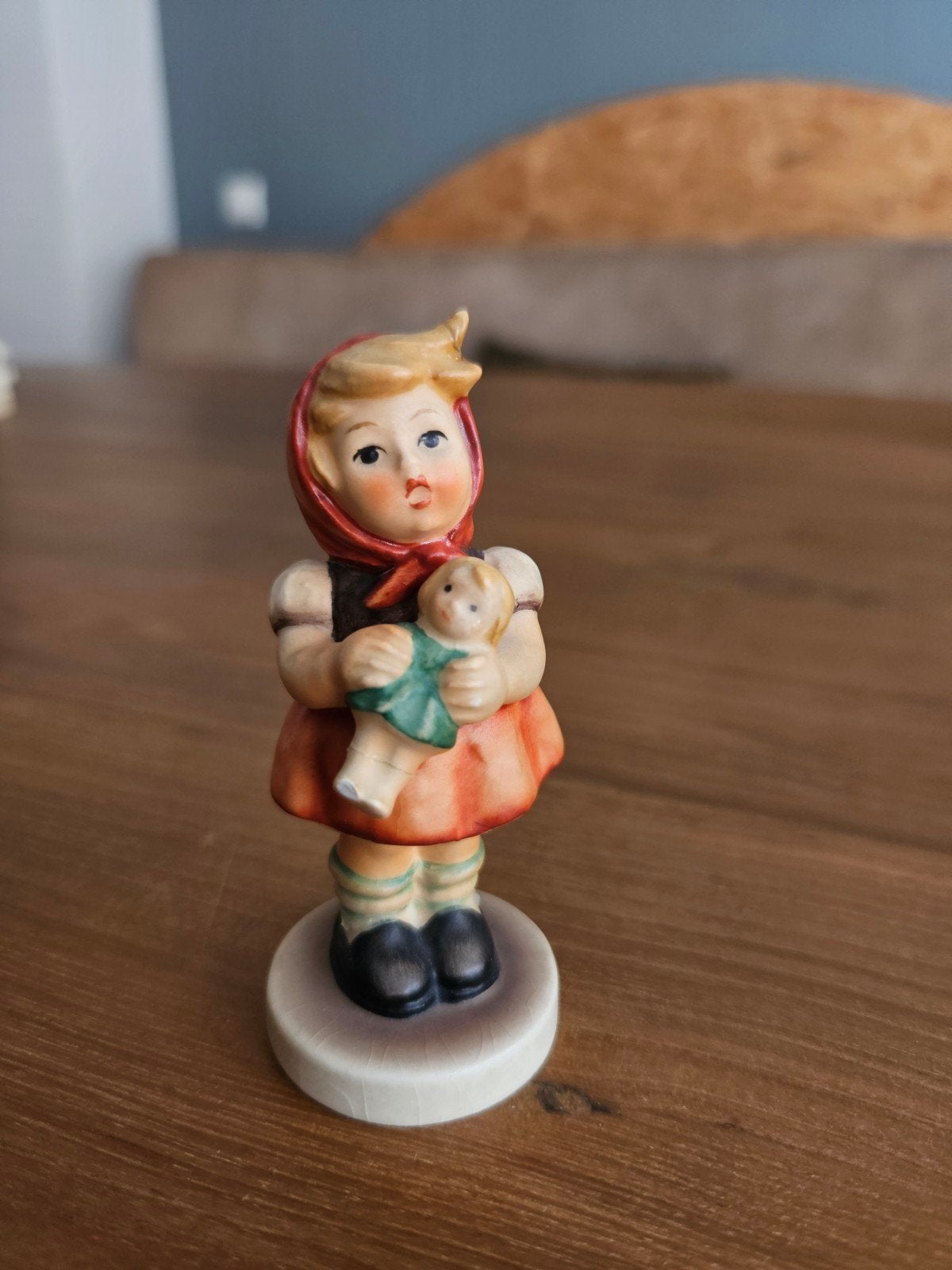 Vintage Hummel beeldje: Meisje met pop, Ophalen of Verzenden, Gebruikt, Hummel
