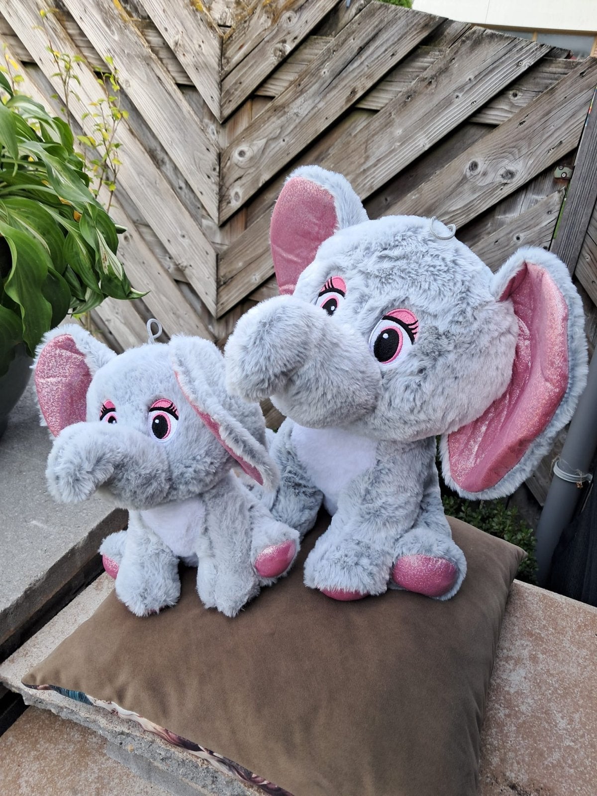 2 schattige olifantjes knuffels, grijs met roze, Overige merken, Overige karakters, Grijs, Ophalen of Verzenden